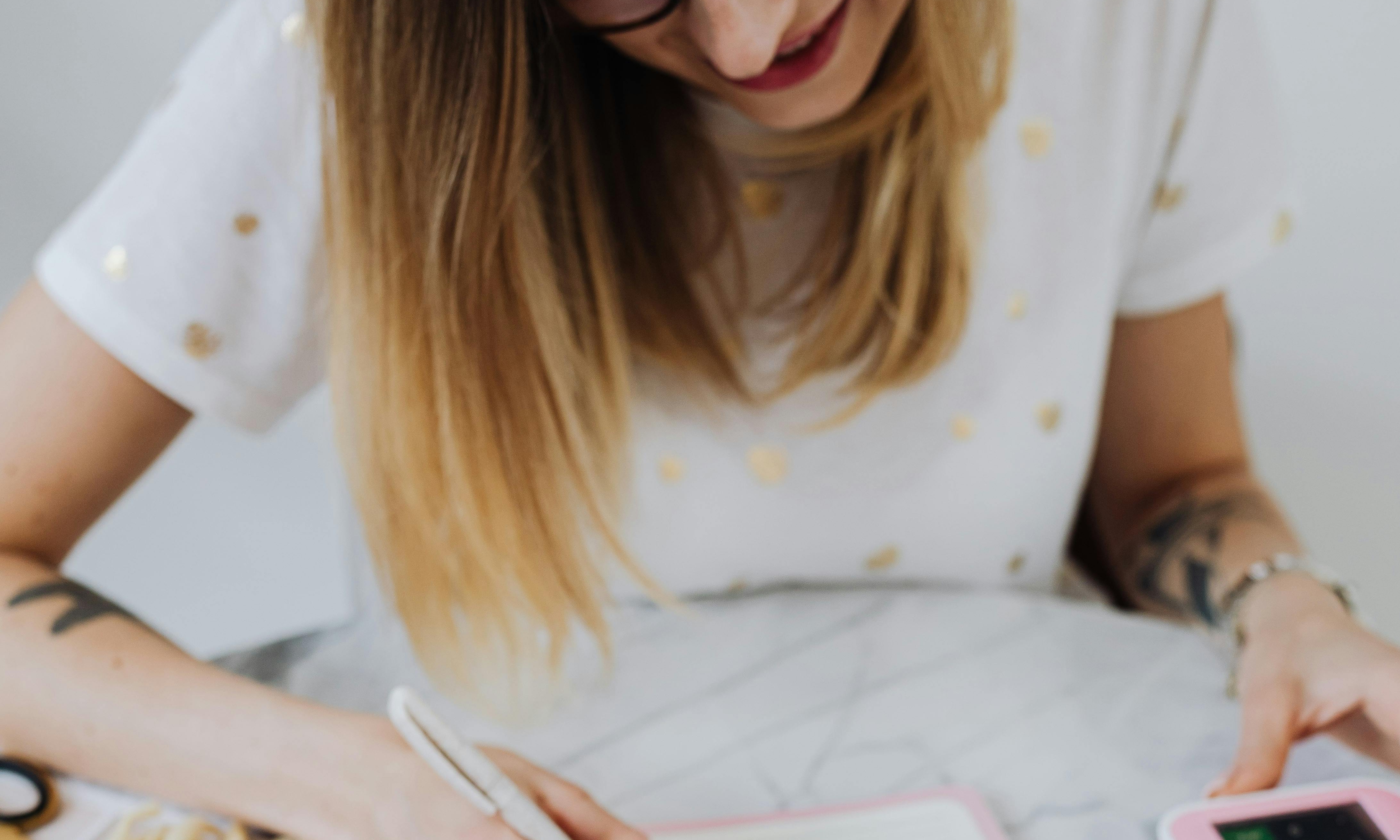 Eine Frau macht Berechnungen mit einem Stift in der Hand | Quelle: Pexels