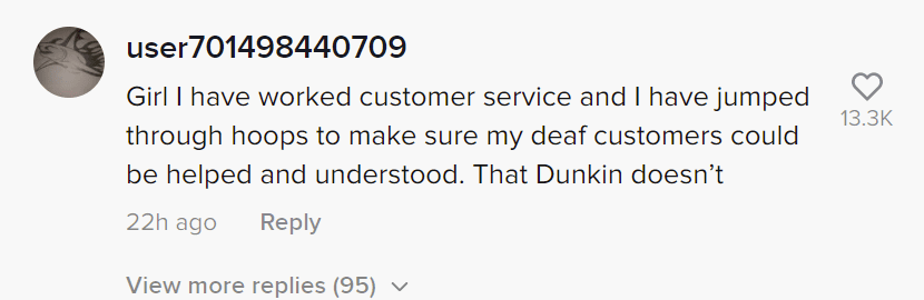 Der Kommentar eines Benutzers zum Video einer Frau, die behauptet, dass ihr die Bedienung bei Dunkin wegen ihrer Behinderung verweigert wurde. | Quelle: Tiktok.com/shannon_heroux