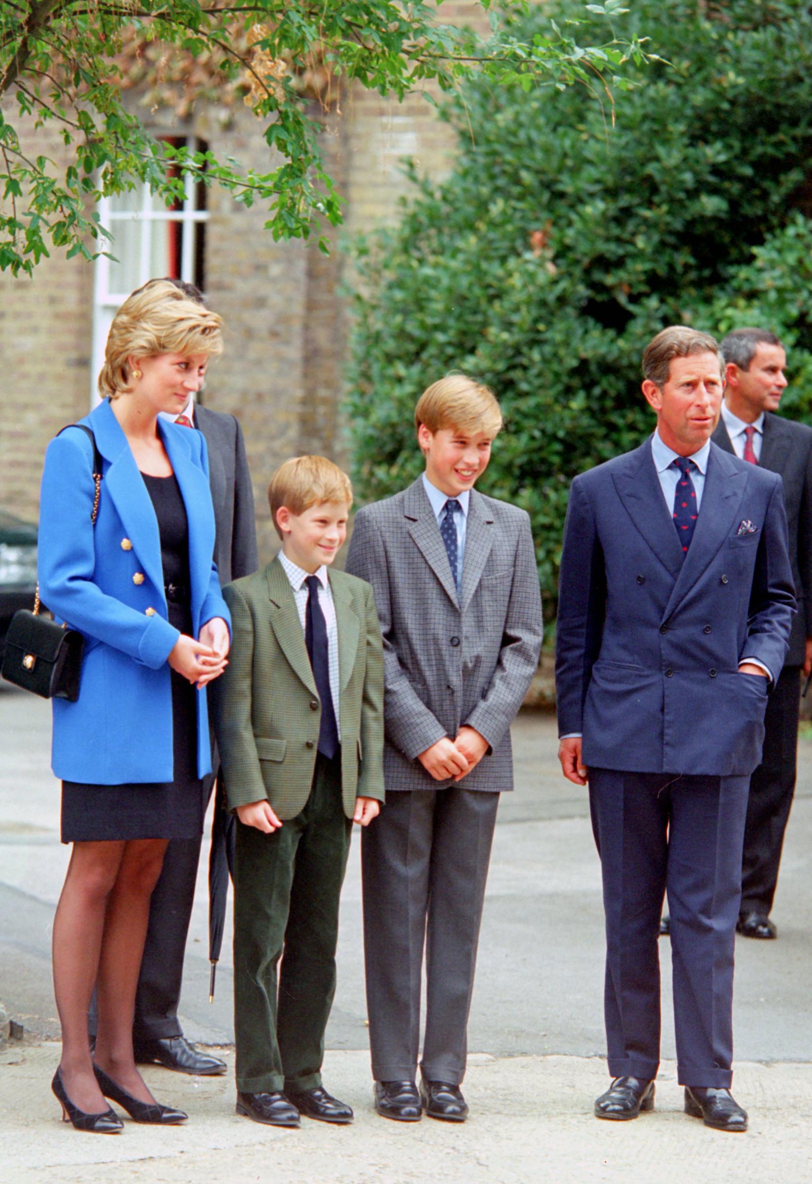 Prinzessin Diana und der damalige Prinz Charles begleiteten William und Harry, als William sich im September 1995 in Eton einschrieb. Mehr als drei Jahrzehnte später kehrte William an die Schule zurück, um den Schulbeginn seines eigenen Sohnes in Eton zu begleiten. | Quelle: Getty Images