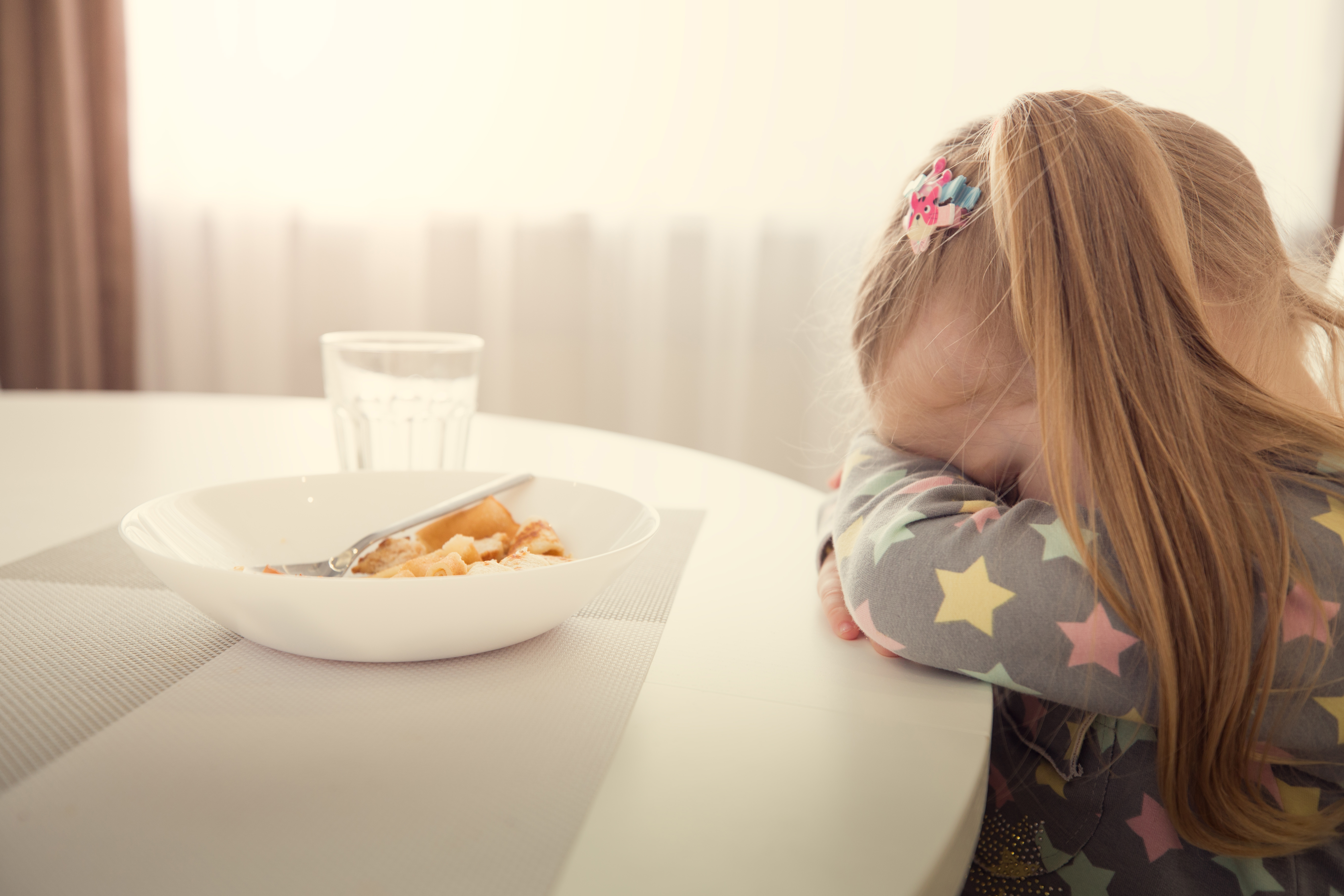 Ein kleines Mädchen, das sich weigert, zu essen | Quelle: Shutterstock
