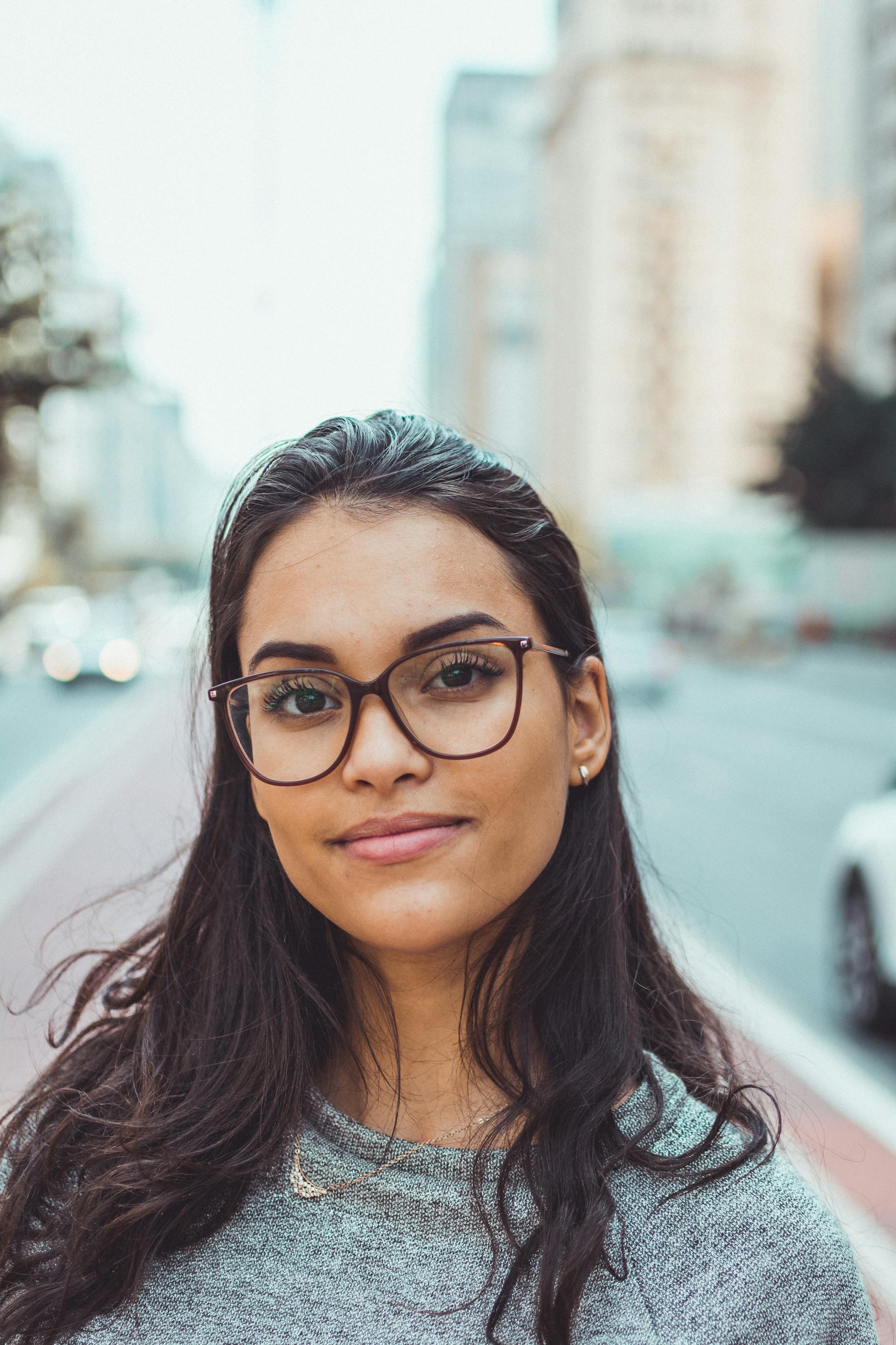 Eine Frau mit einer ovalen Gesichtsform | Quelle: Pexels