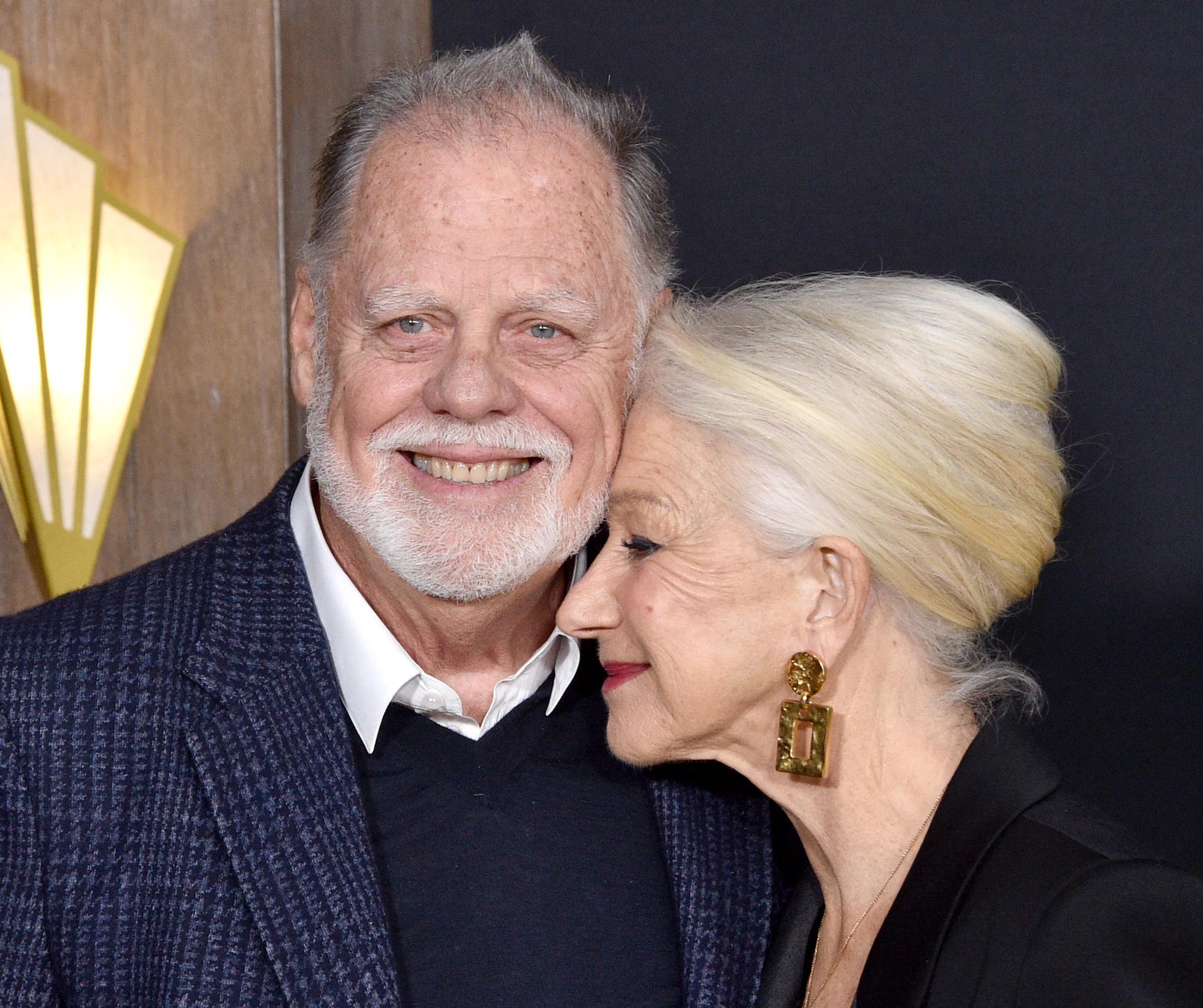 Taylor Hackford und Helen Mirren bei der Premiere von Paramount+'s "1923" in Los Angeles, Kalifornien, am 2. Dezember 2022 | Quelle: Getty Images