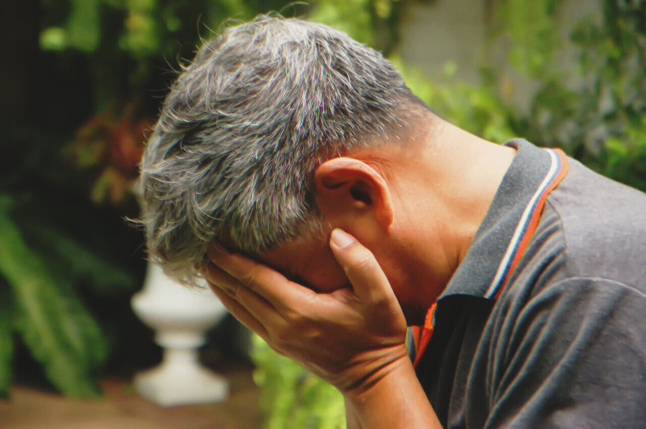Ein weinender Mann mittleren Alters | Quelle: Shutterstock