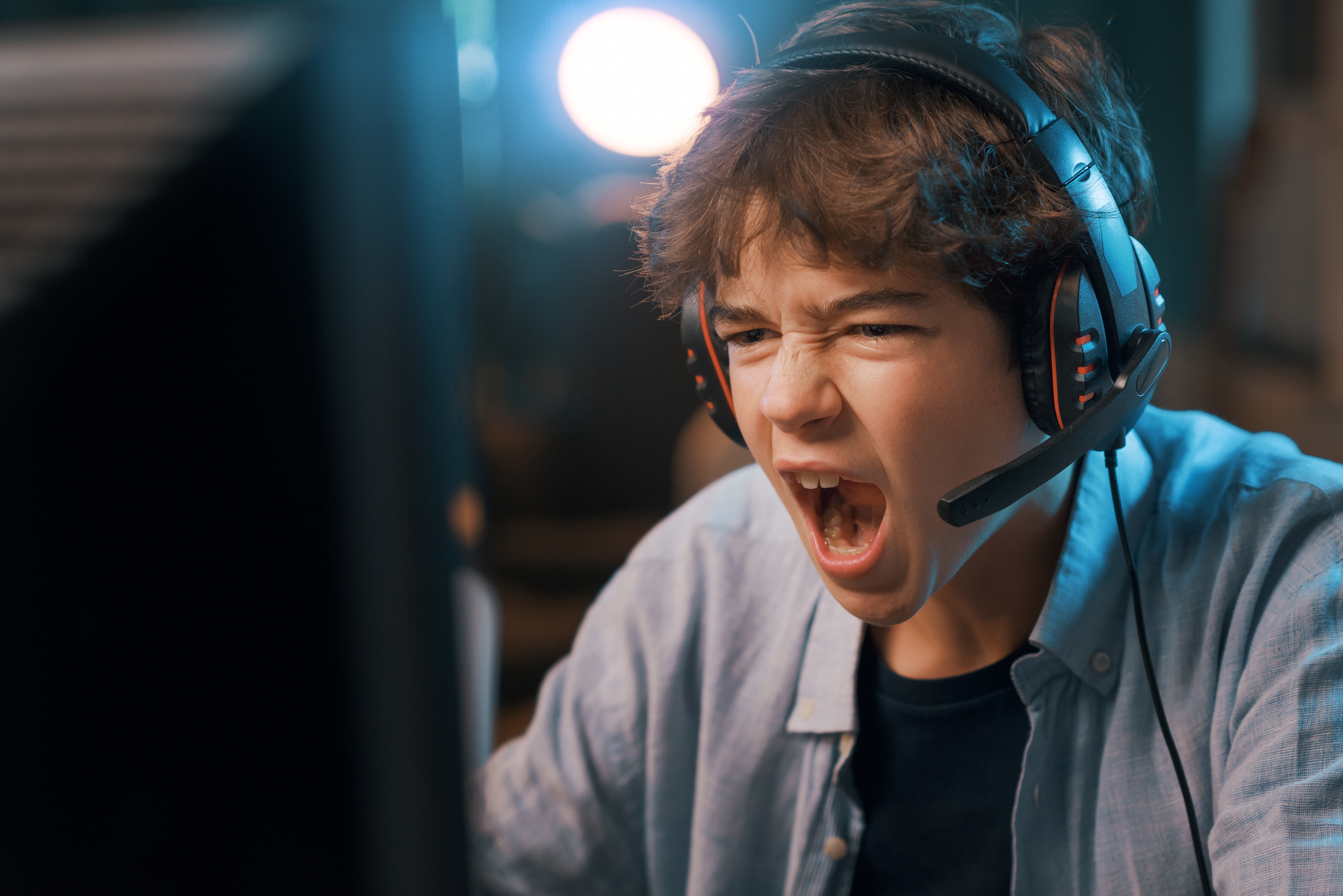 Ein Junge spielt ein Videospiel | Quelle: Shutterstock