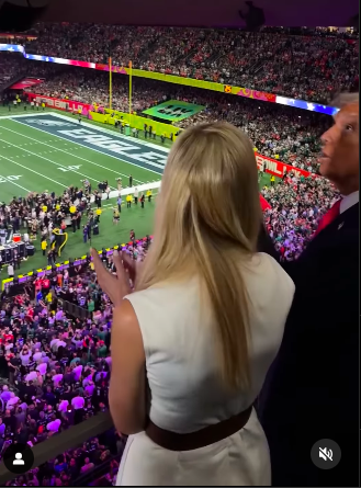 Ivanka Trump und Präsident Donald Trump beim Klatschen während des diesjährigen Super Bowls, aufgenommen am 10. Februar 2025. | Quelle: Instagram/potus