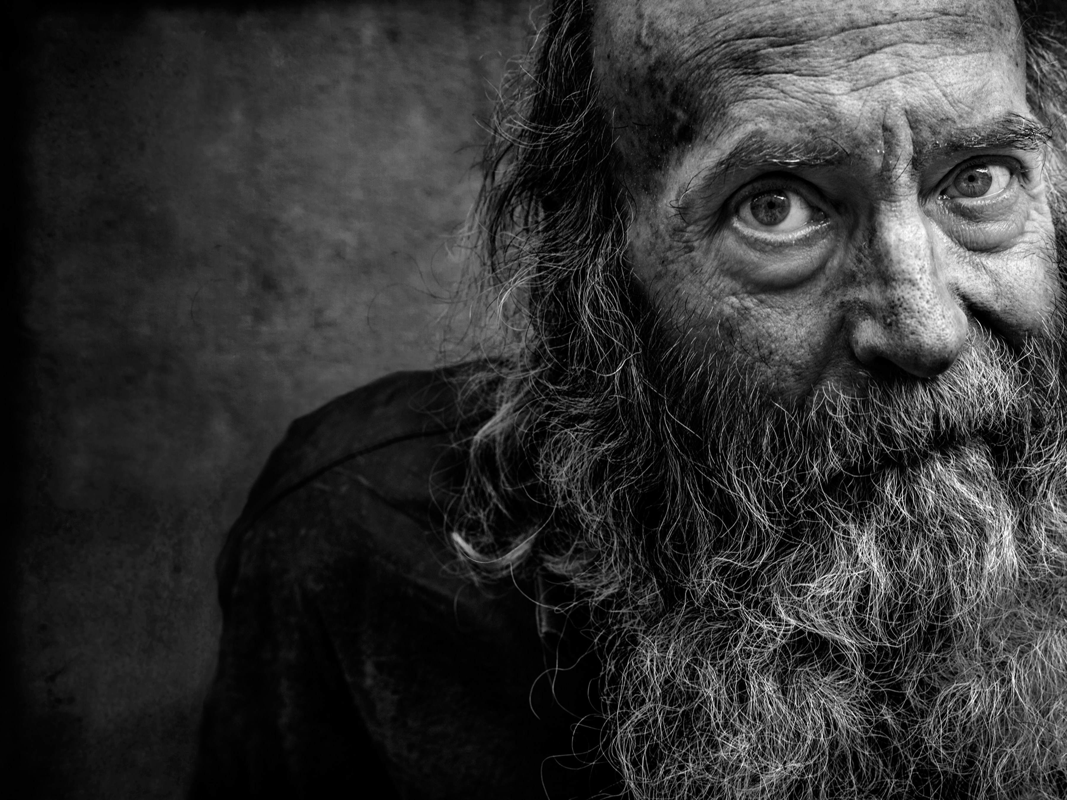 Zbliżenie na bezdomnego mężczyznę | Źródło: Unsplash