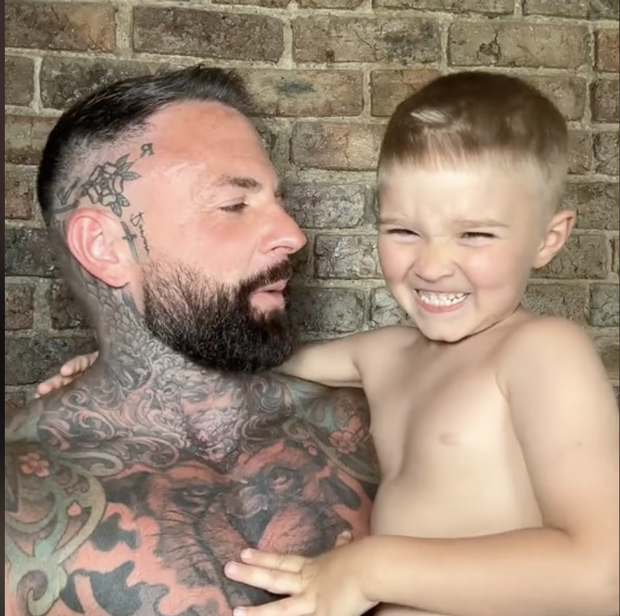 Tom ist mit seinem Sohn Roman abgebildet. | Quelle: tiktok.com/@tom_leeds