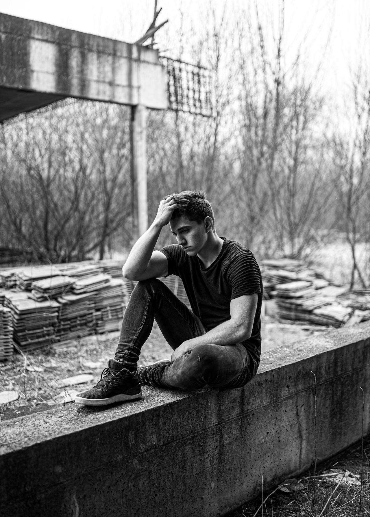 Graustufenaufnahme eines traurigen jungen Mannes | Quelle: Pexels