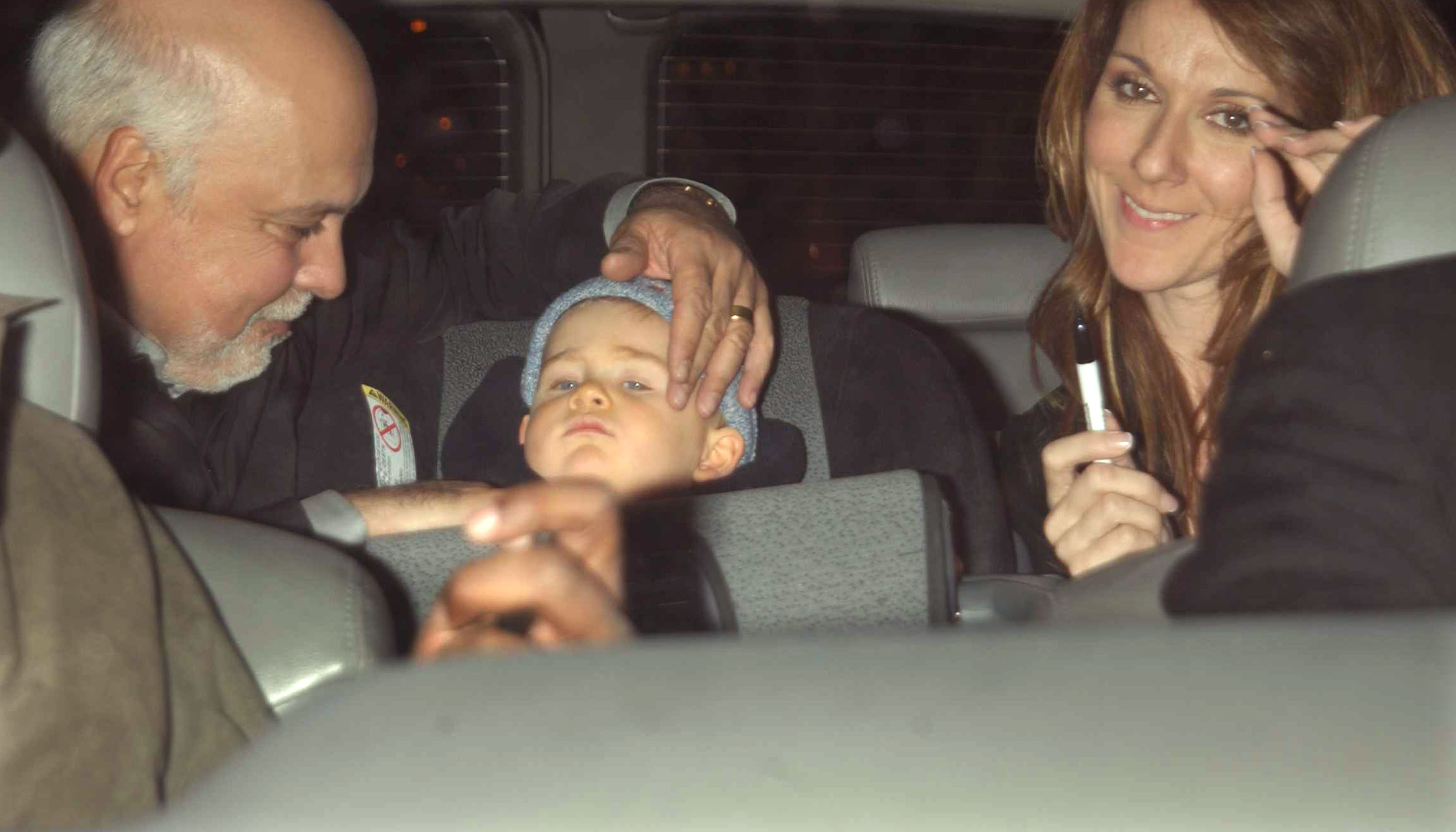 Rene Angelil, Rene-Charles und Celine Dion, fotografiert in einem Fahrzeug am 27. März 2002 in New York City. | Quelle: Getty Images