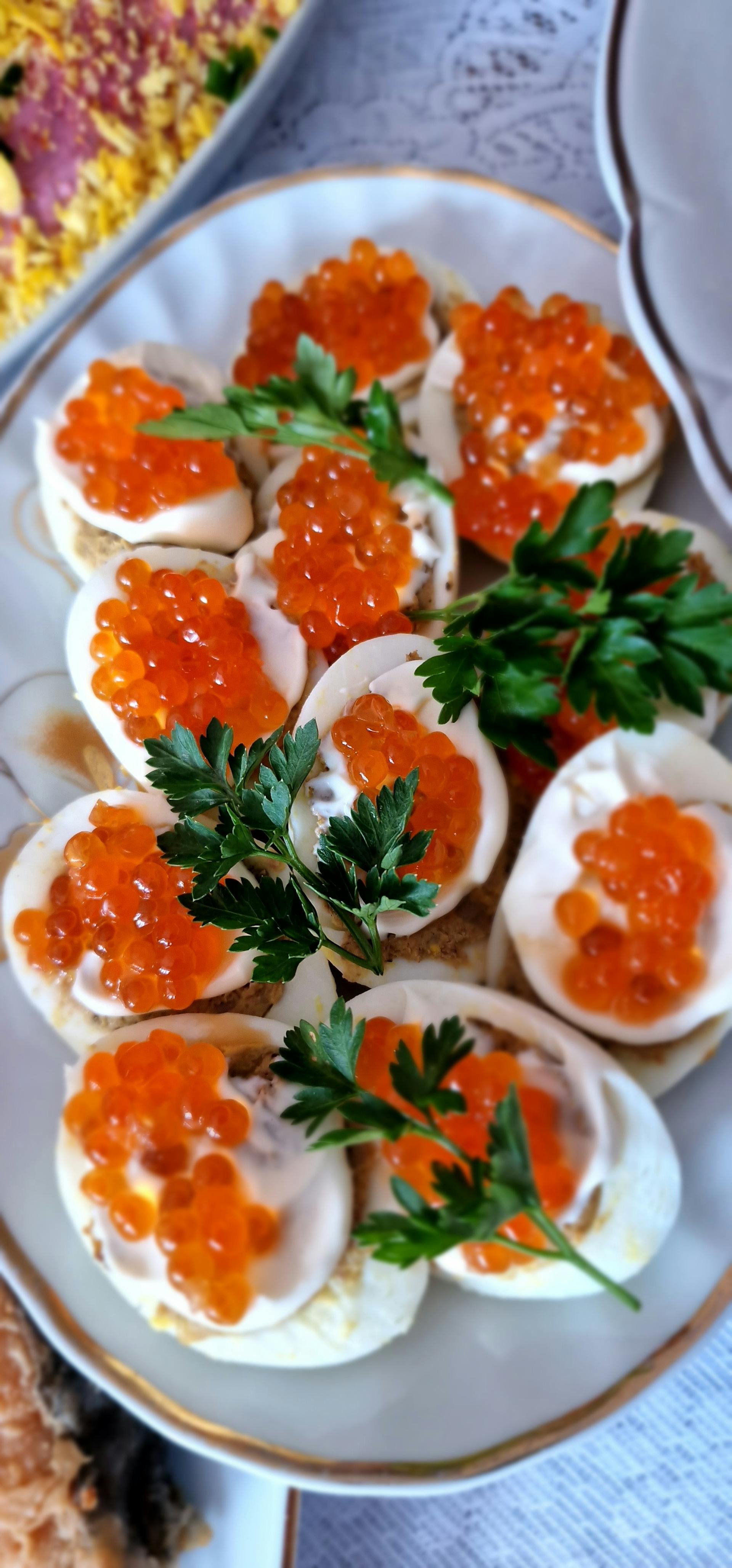 Ein Foto zeigt Gourmet-Eier mit rotem Kaviar und Petersilie | Quelle: Pexels