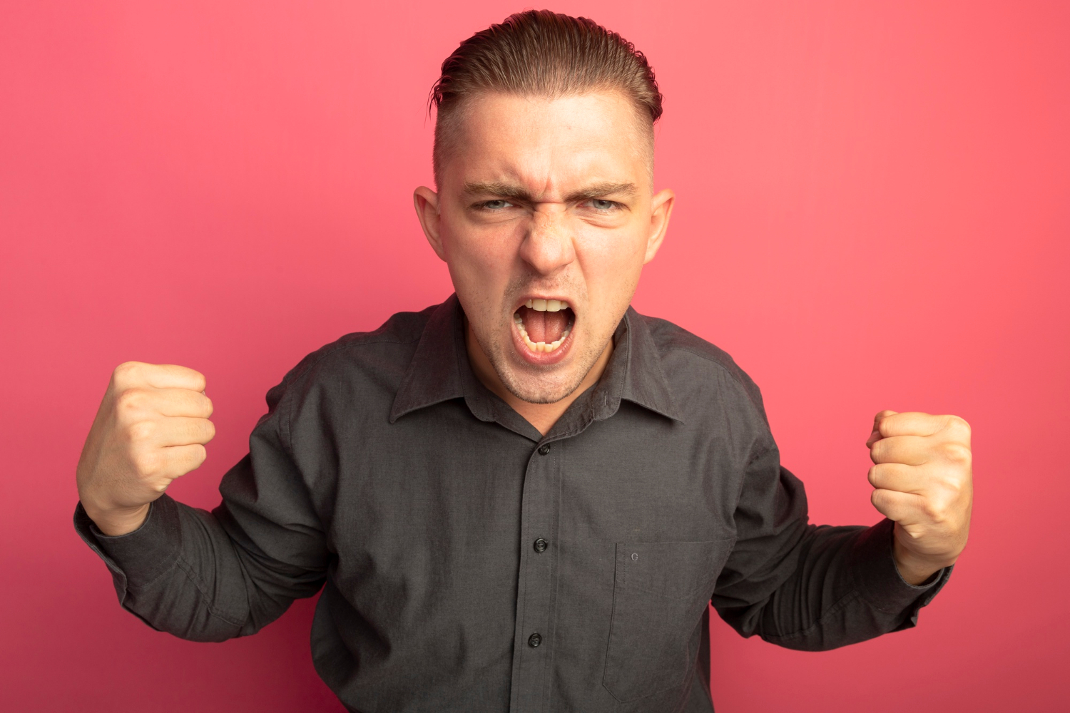 Ein frustrierter Mann schreit jemanden an | Quelle: Freepik