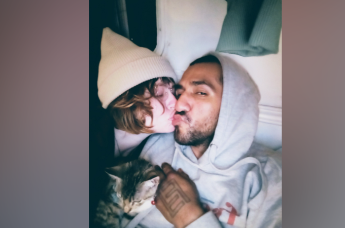 Auf einem undatierten Foto genießt Daveigh Chase einen ruhigen Moment mit Roy Hernandez und einer Katze – Jahre bevor ihr Vater erzählte, dass das Paar in Los Angeles obdachlos gelebt habe. | Quelle: GoFundMe