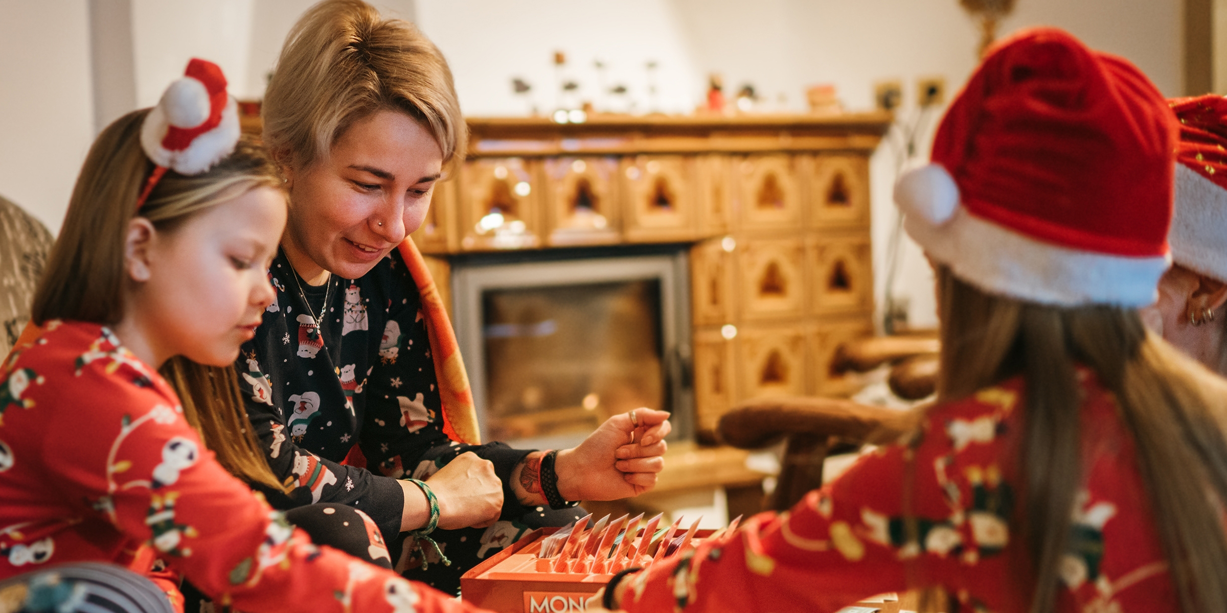 Eine Familie im Weihnachtspyjama | Quelle: Shutterstock