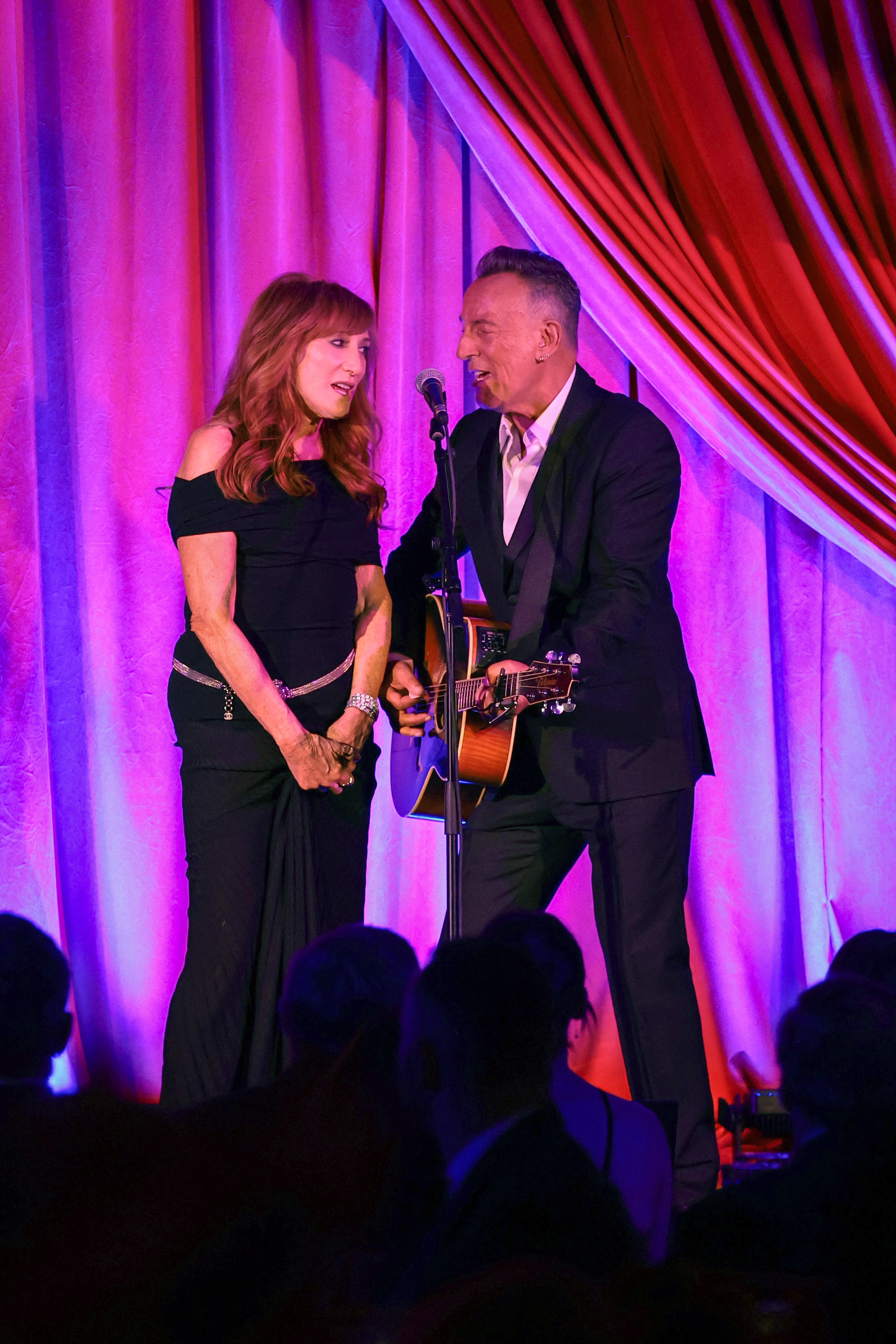 Patti Scialfa und Bruce Springsteen beim Auftritt bei den Clooney Foundation For Justice Inaugural Albie Awards in New York City am 29. September 2022 | Quelle: Getty Images