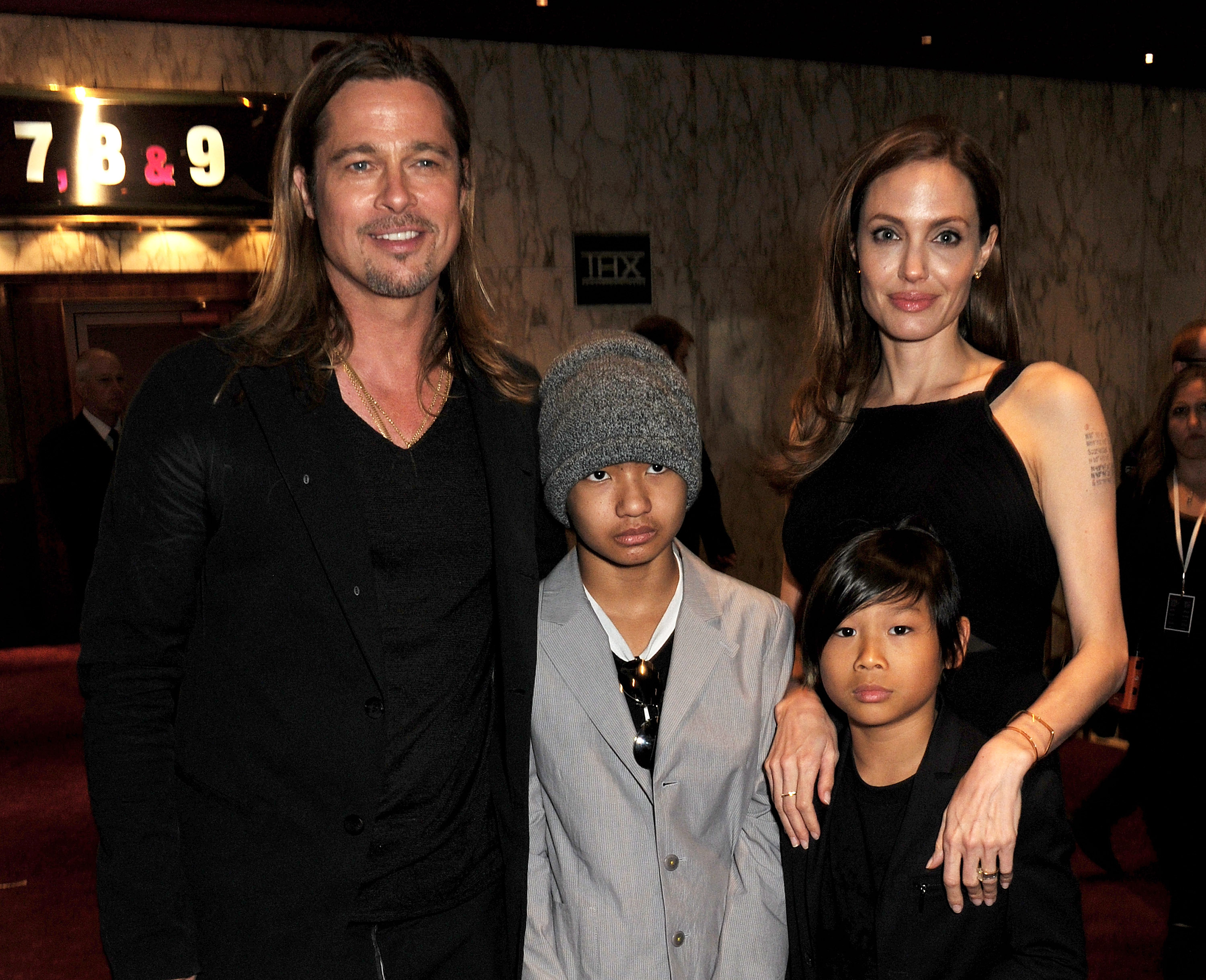 Brad Pitt und Angelina Jolie mit Maddox und Pax Jolie-Pitt bei der Weltpremiere von „World War Z“ im Empire Cinema Leicester Square am 2. Juni 2013 in London, England. | Quelle: Getty Images