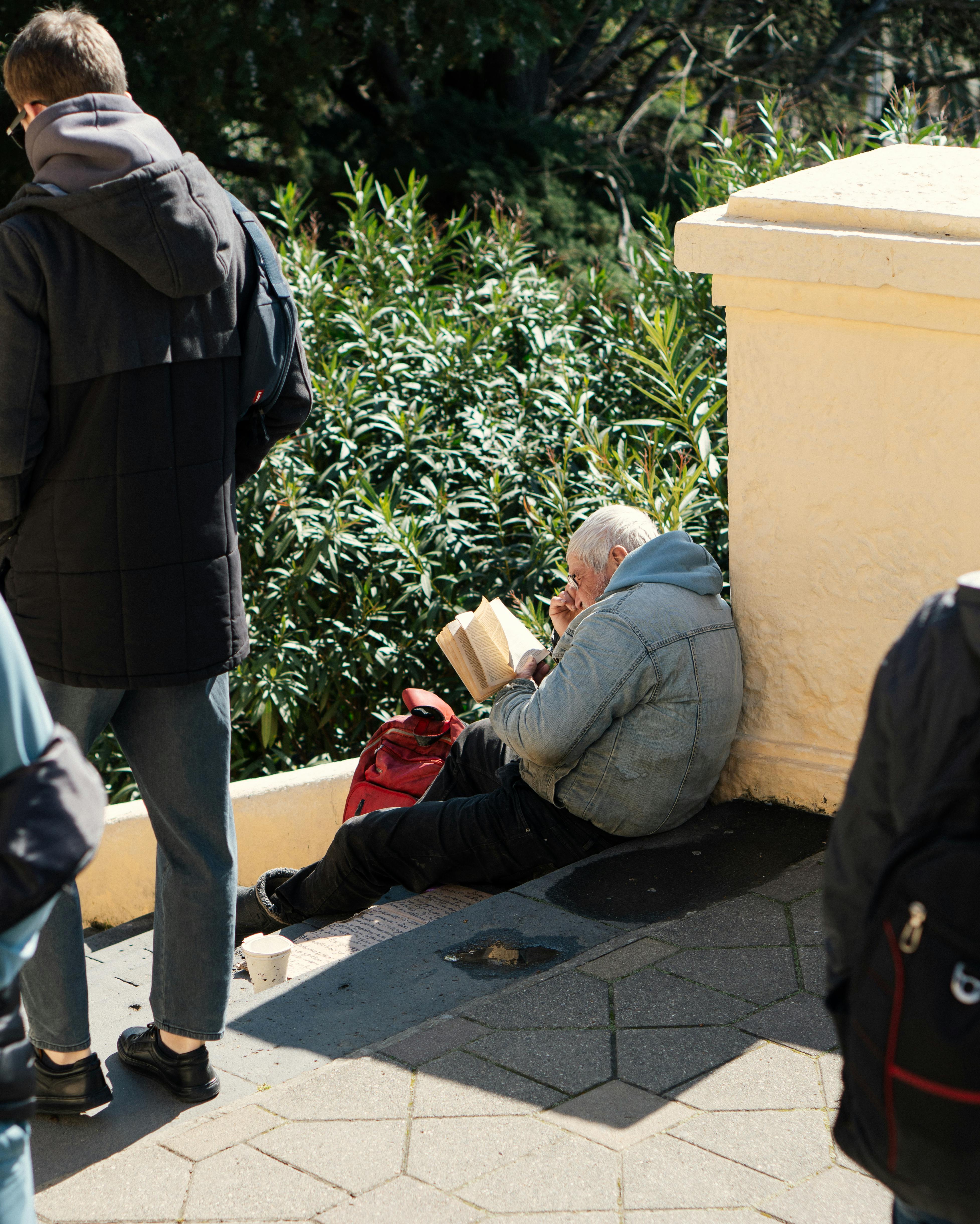 John findet einen Platz zum Lesen auf seinem College-Campus | Quelle: Pexels