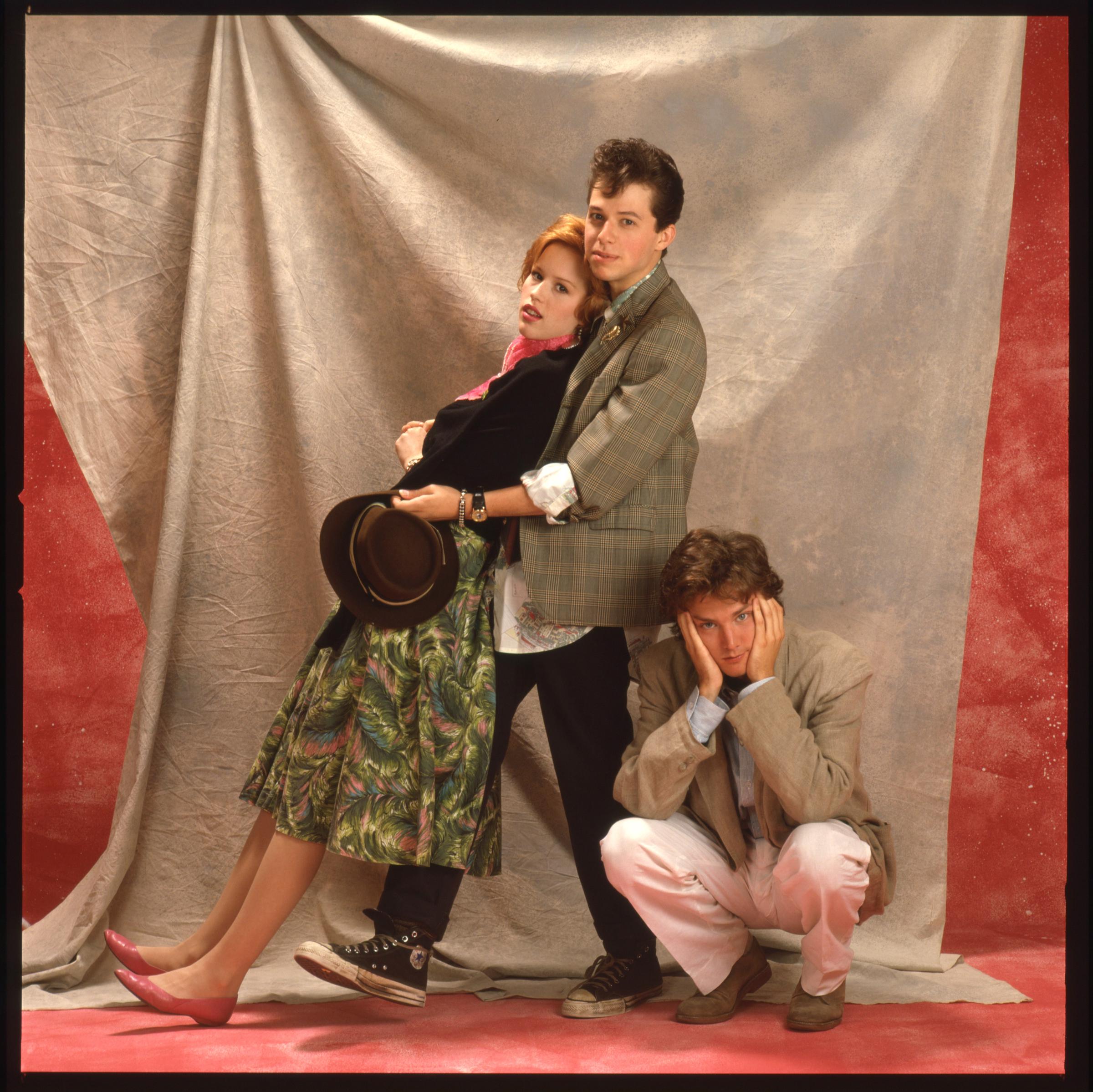 Molly Ringwald, Jon Cryer und Andrew McCarthy am Set von "Pretty In Pink" im Jahr 1986 | Quelle: Getty Images