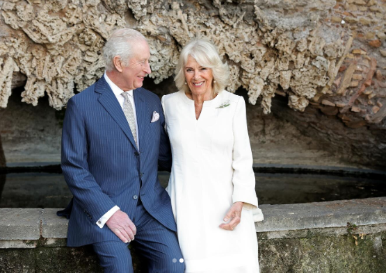 König Charles III. und Königin Camilla feiern ihren Jahrestag mit einem Fotoshooting während ihres dreitägigen Staatsbesuchs in Italien, gepostet am 7. April 2025 | Quelle: Instagram/theroyalfamily