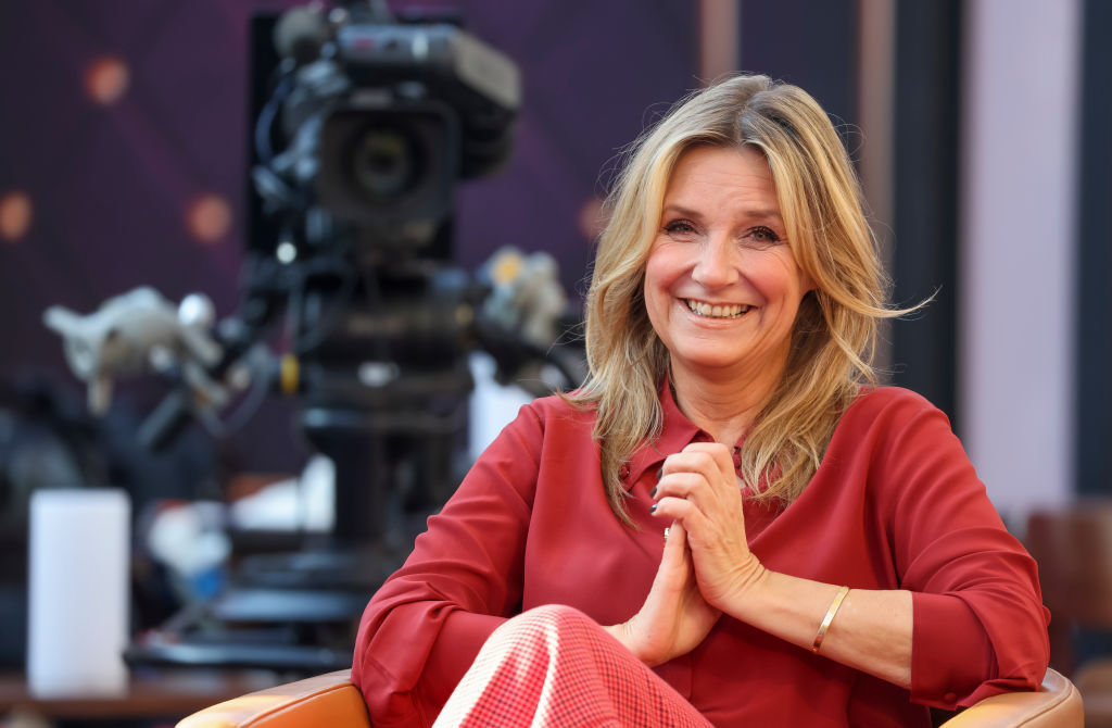 08. Oktober 2021, Sachsen, Leipzig: Moderatorin Kim Fisher sitzt im Set der Talkshow „Riverboat“. | Quelle: Getty Images