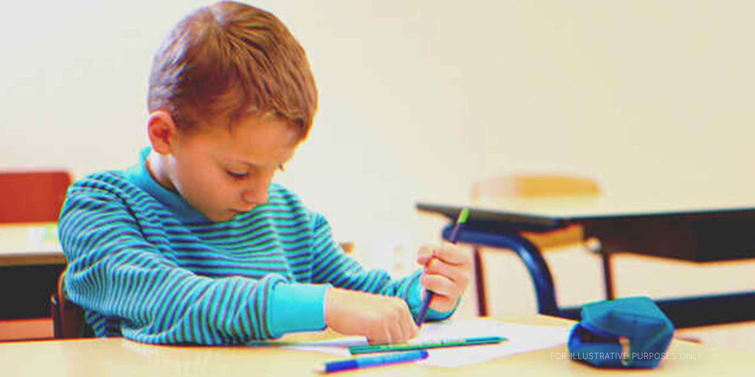 Junge malt | Quelle: Shutterstock