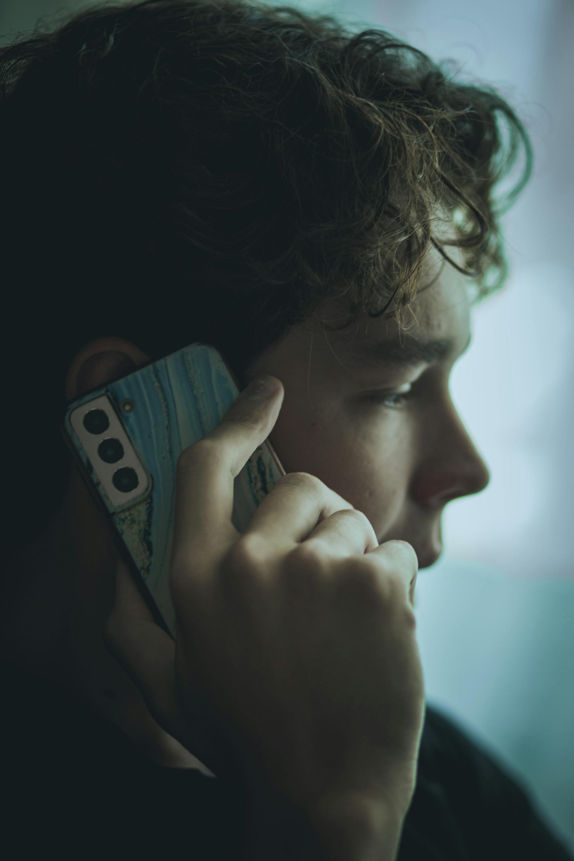 Ein Mann spricht in sein Telefon | Quelle: Pexels