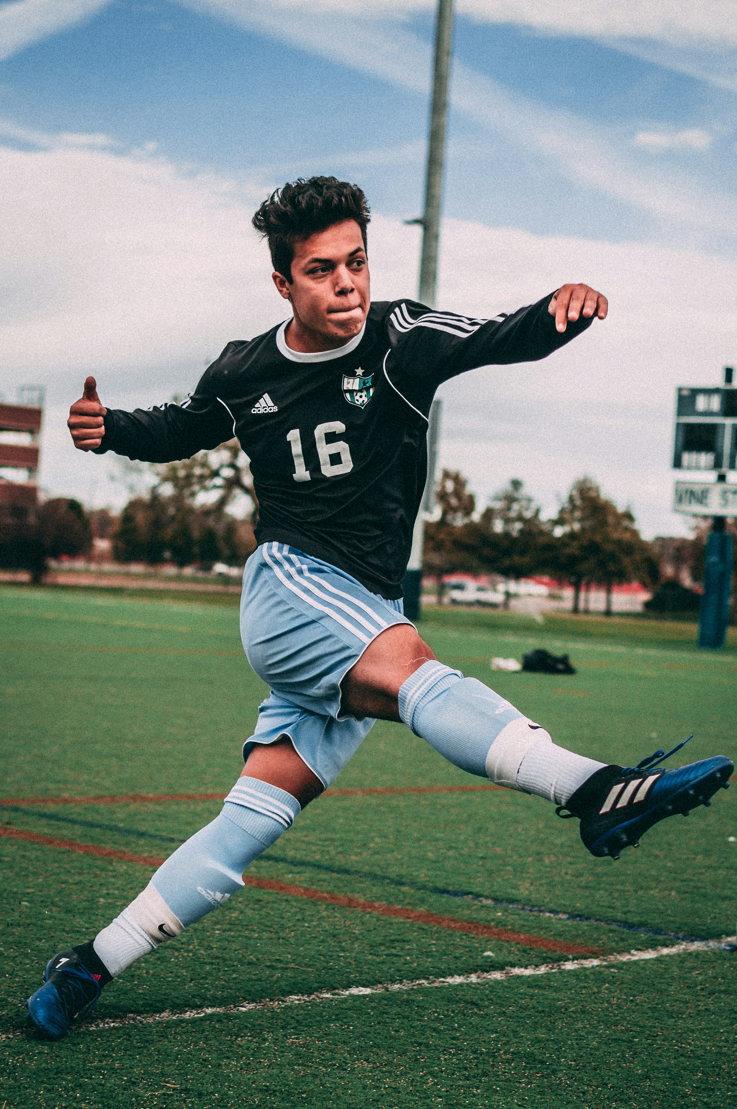 Teenager beim Fußballspielen | Quelle: Unsplash