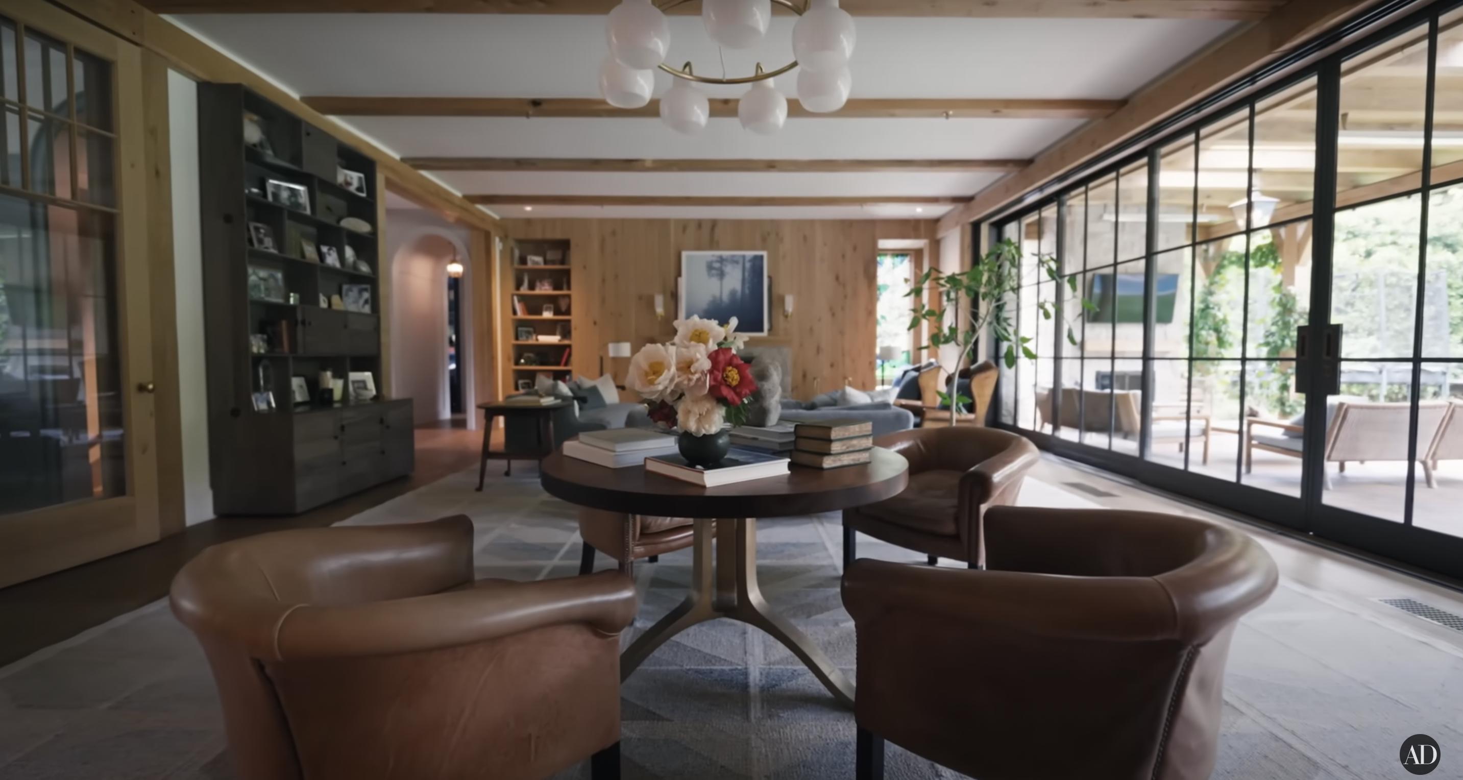 Jennifer Garners Wohnzimmer in ihrem Farmhaus in Los Angeles, datiert auf den 3. September 2024 | Quelle: YouTube/@Archdigest