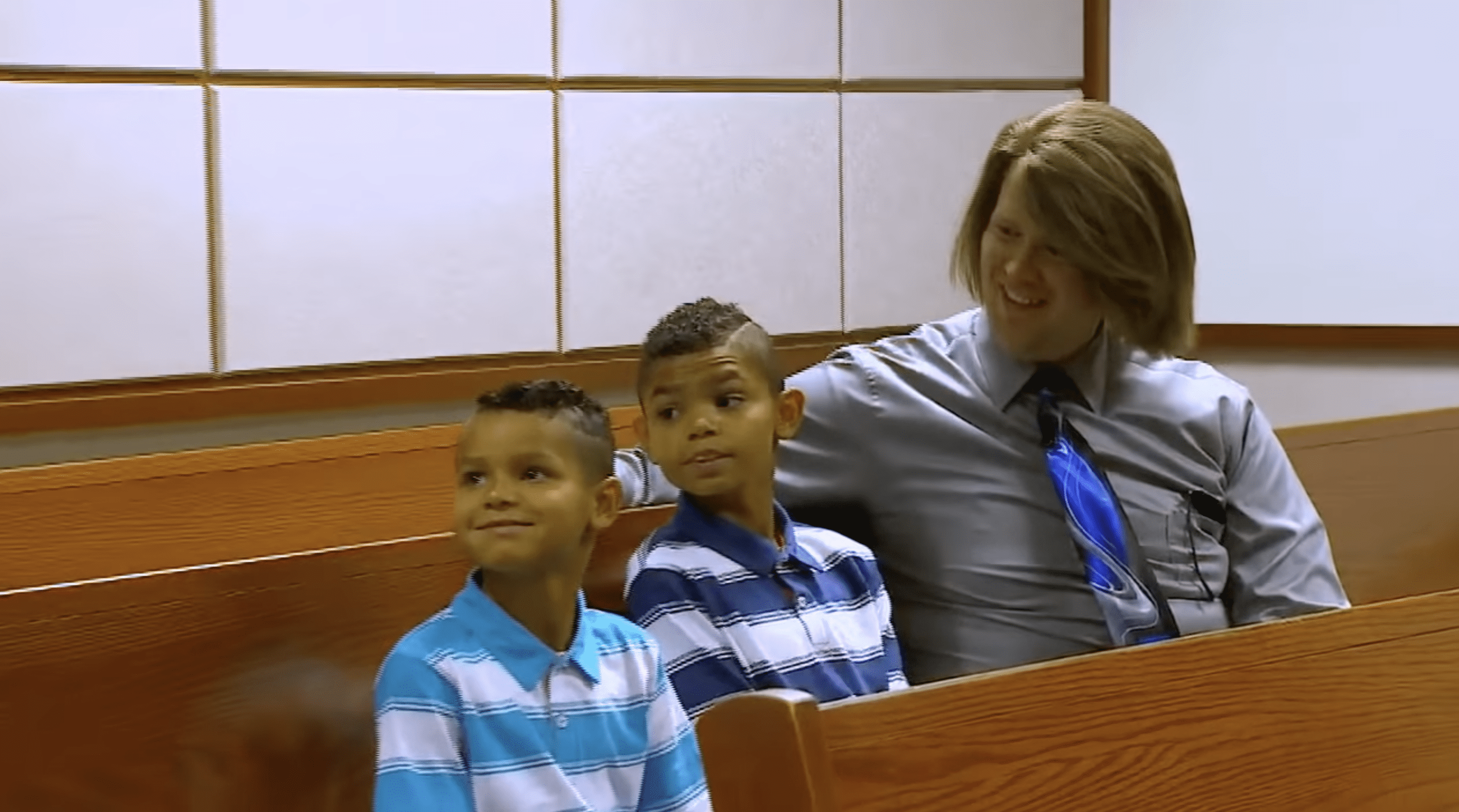 Ke'Lynn und Tre im Gerichtssaal mit ihrem Adoptivvater Dr. Robert Beck. | Quelle: YouTube.com/WFAA