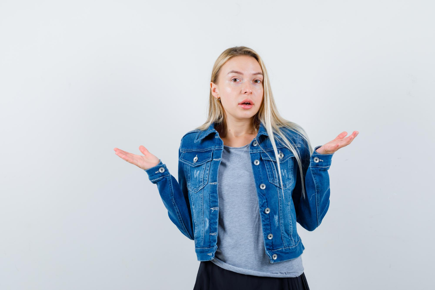 Kobieta wzruszająca ramionami | Źródło: Freepik