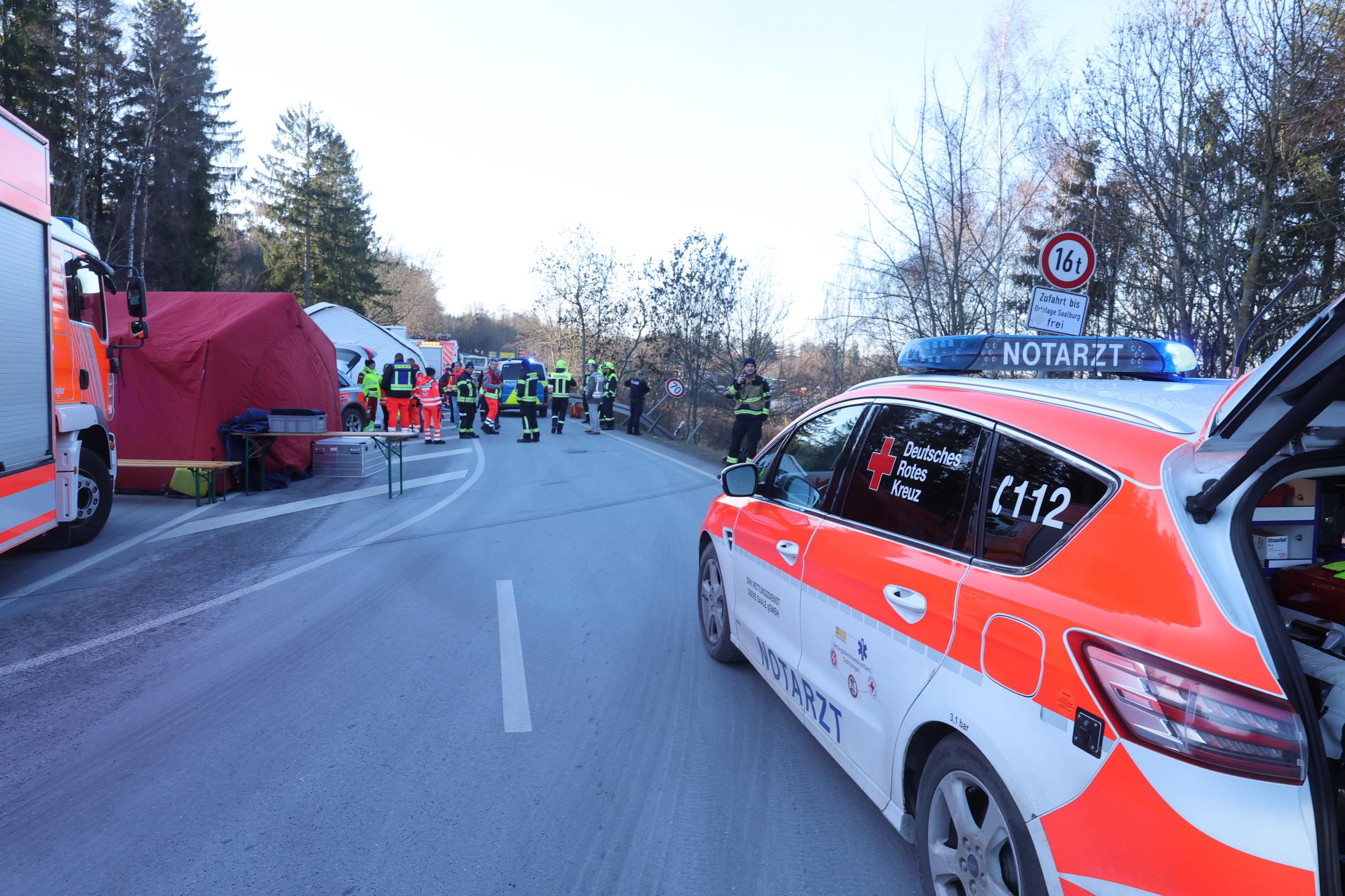 19. Januar 2026, Thüringen, Schleiz: Rettungskräfte von Polizei und Feuerwehr sind nach einem Busunfall mit mehreren Verletzten auf der Auffahrt zur Autobahn A9 im Einsatz. | Quelle: Getty Images