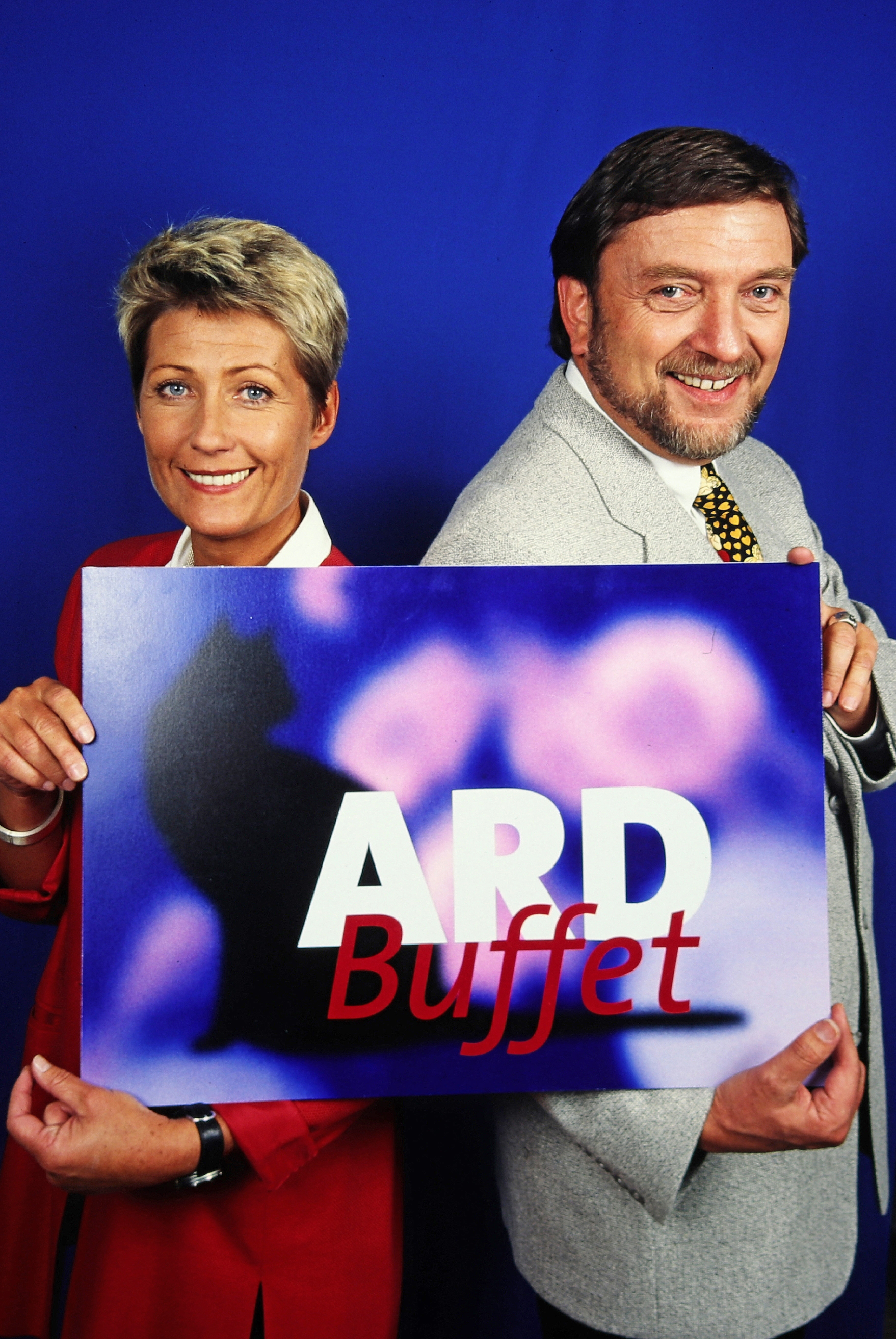 ARD Buffet Jacqueline Stuhler und Bernd Schröder präsentieren das Logo zum Magazin „ARD Buffet“ im Jahr 1998 | Quelle: Getty Images