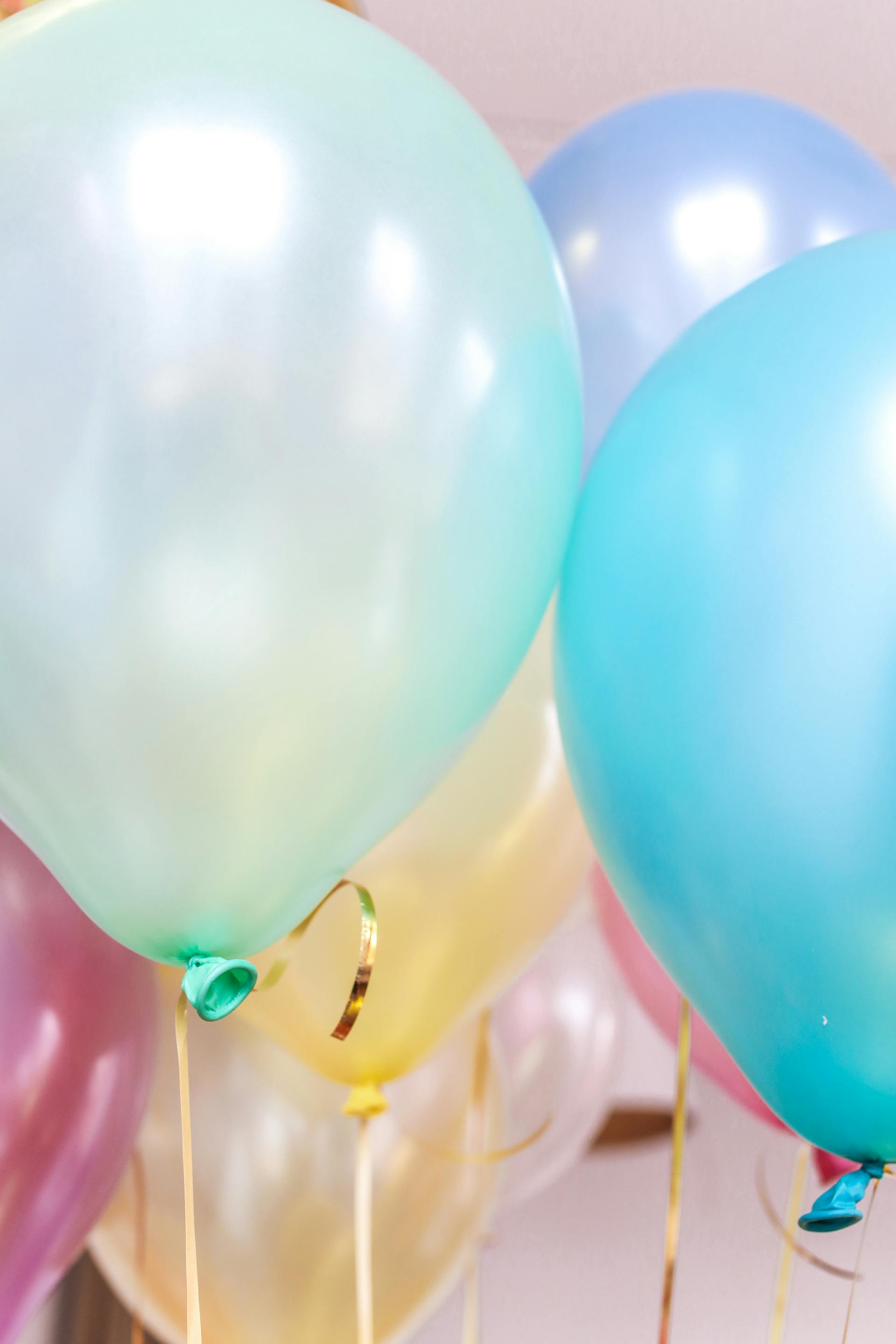 Eine Nahaufnahme von Luftballons | Quelle: Pexels