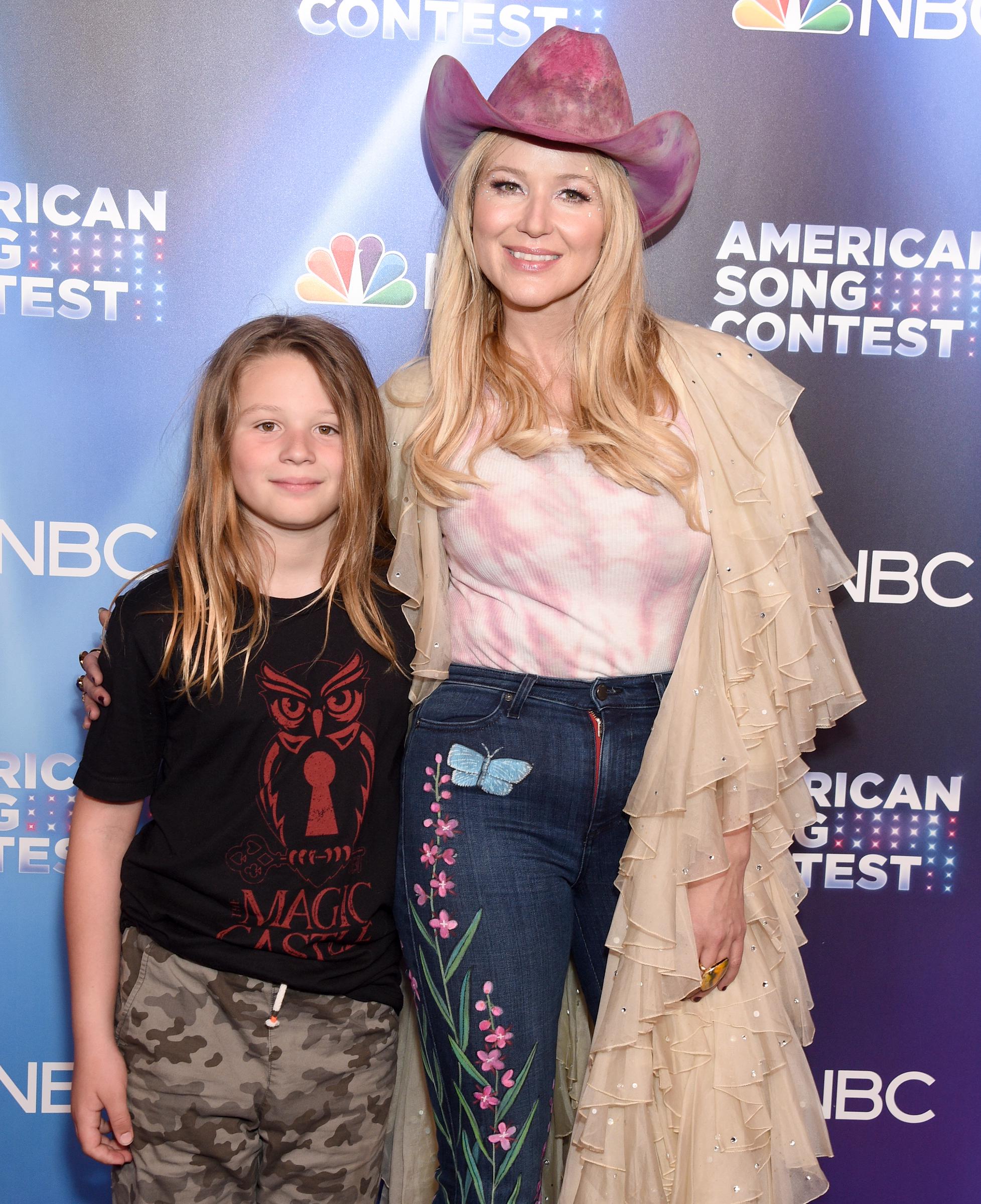 Kase Townes Murray und Jewel besuchen NBCs "American Song Contest" Woche 3 in Universal City, Kalifornien, am 4. April 2022. | Quelle: Getty Images