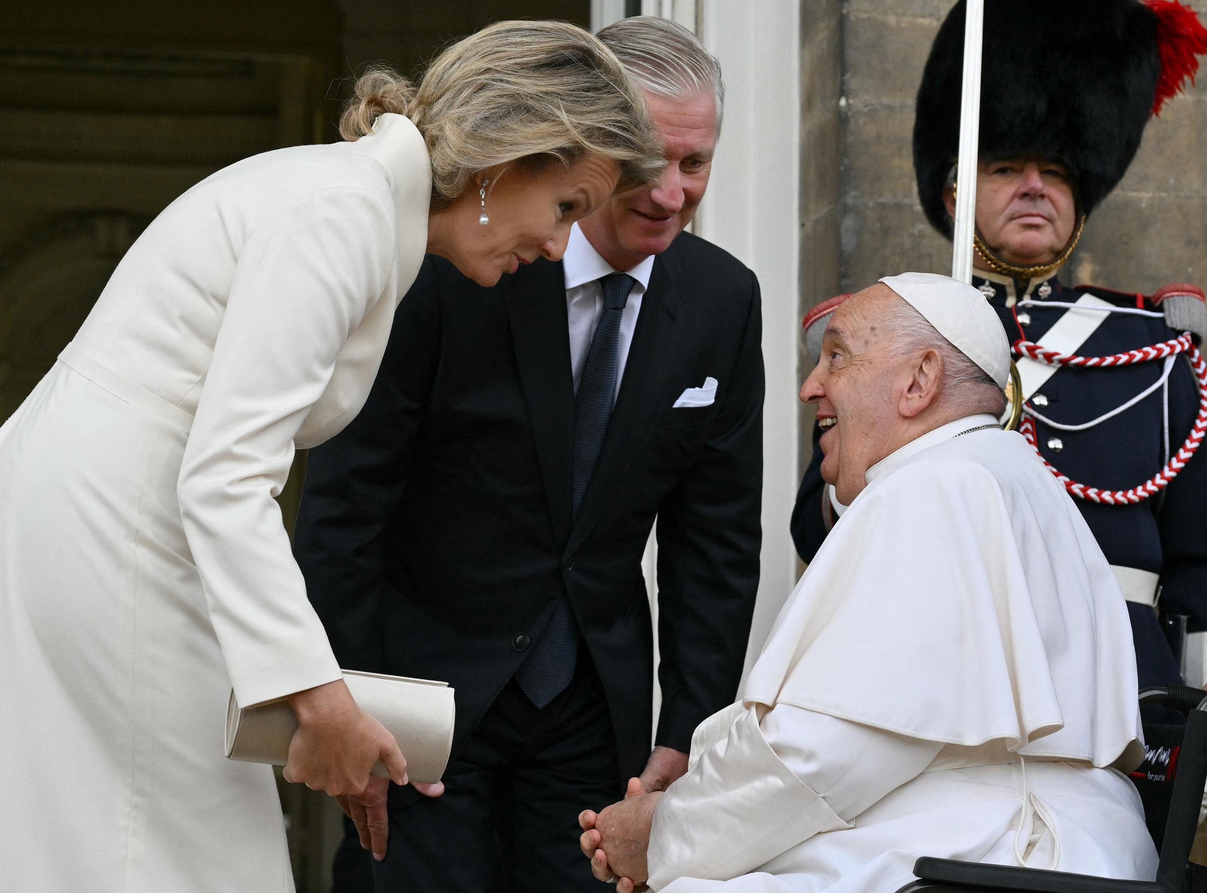 Papst Franziskus wird von König Philippe und Königin Mathilde von Belgien am 27. September 2024 im Schloss von Laeken in der Nähe von Brüssel begrüßt | Quelle: Getty Images