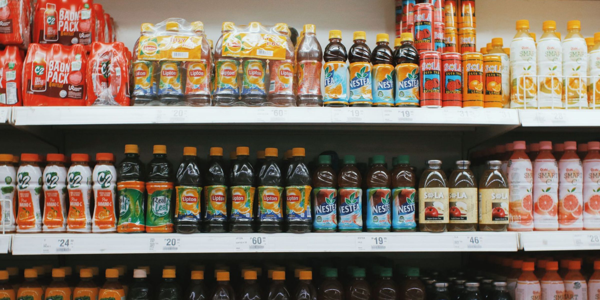 Farbenfrohe Reihen mit verschiedenen Getränken in einem Supermarktregal | Quelle: Pexels