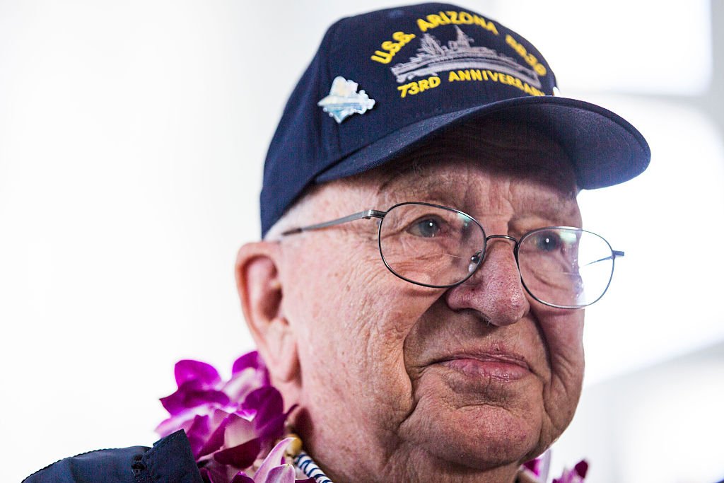 Lauren Bruner nimmt an einem Gedenkgottesdienst anlässlich des 73. Jahrestages des Angriffs auf Pearl Harbor teil | Quelle: Getty Images 