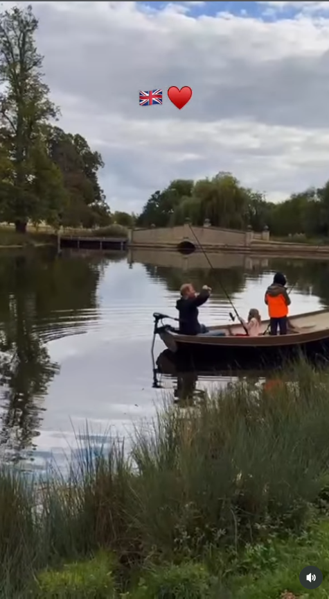 Harry scheint den Angelausflug zu genießen, während Archie und Lilibet zu ihm an Bord eines kleinen Holzboots auf dem Wasser stoßen. Die Kinder sind für das kühle Wetter auf dem Land entsprechend angezogen, und die Szene gibt einen weiteren Einblick in die unaufgeregten Familienabenteuer, die in Meghans erstem Video aus Großbritannien zu sehen sind. | Quelle: Instagram/meghan