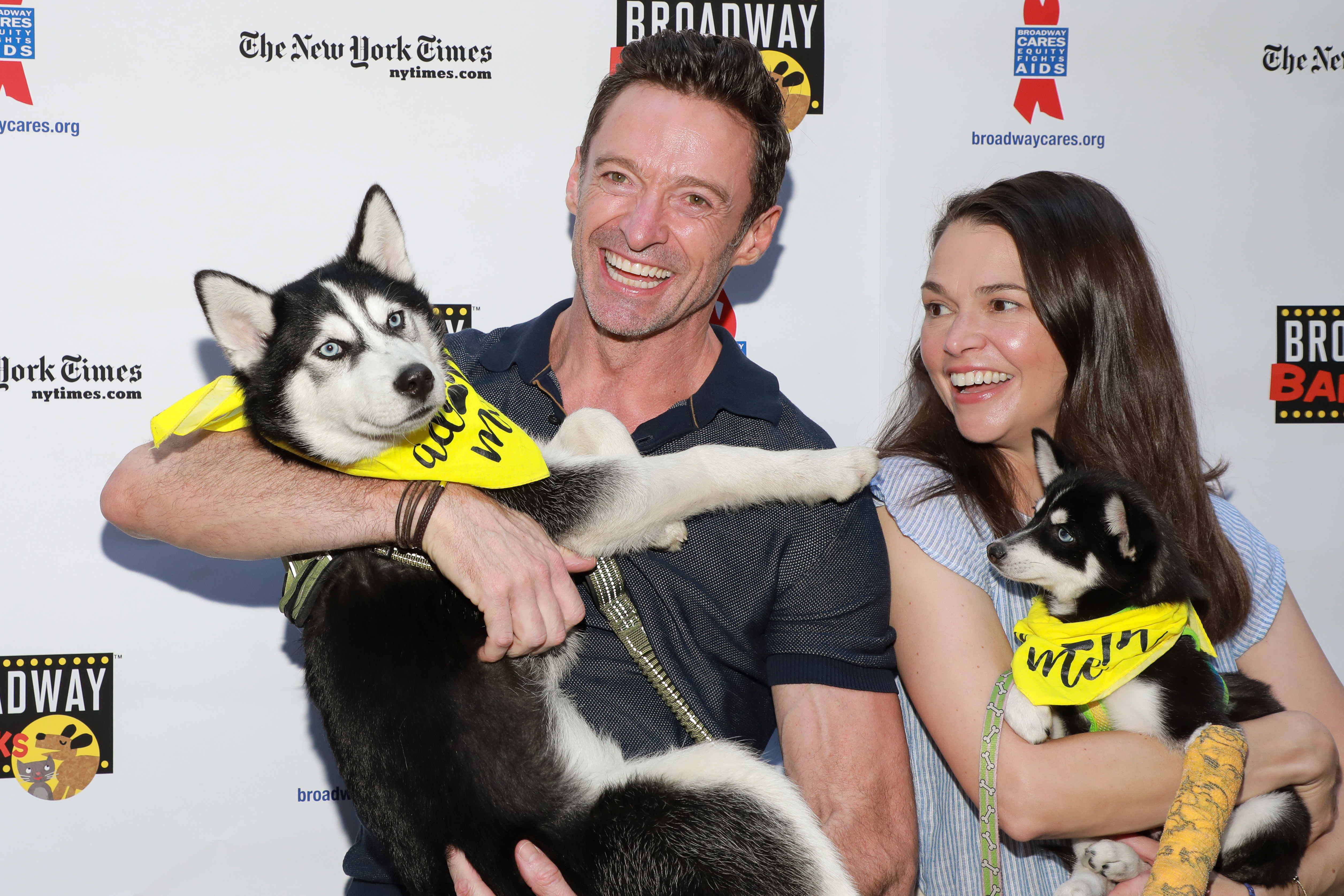 Hugh Jackman und Sutton Foster besuchen Broadway Barks in der Shubert Alley in New York City, am 9. Juli 2022 | Quelle: Getty Images