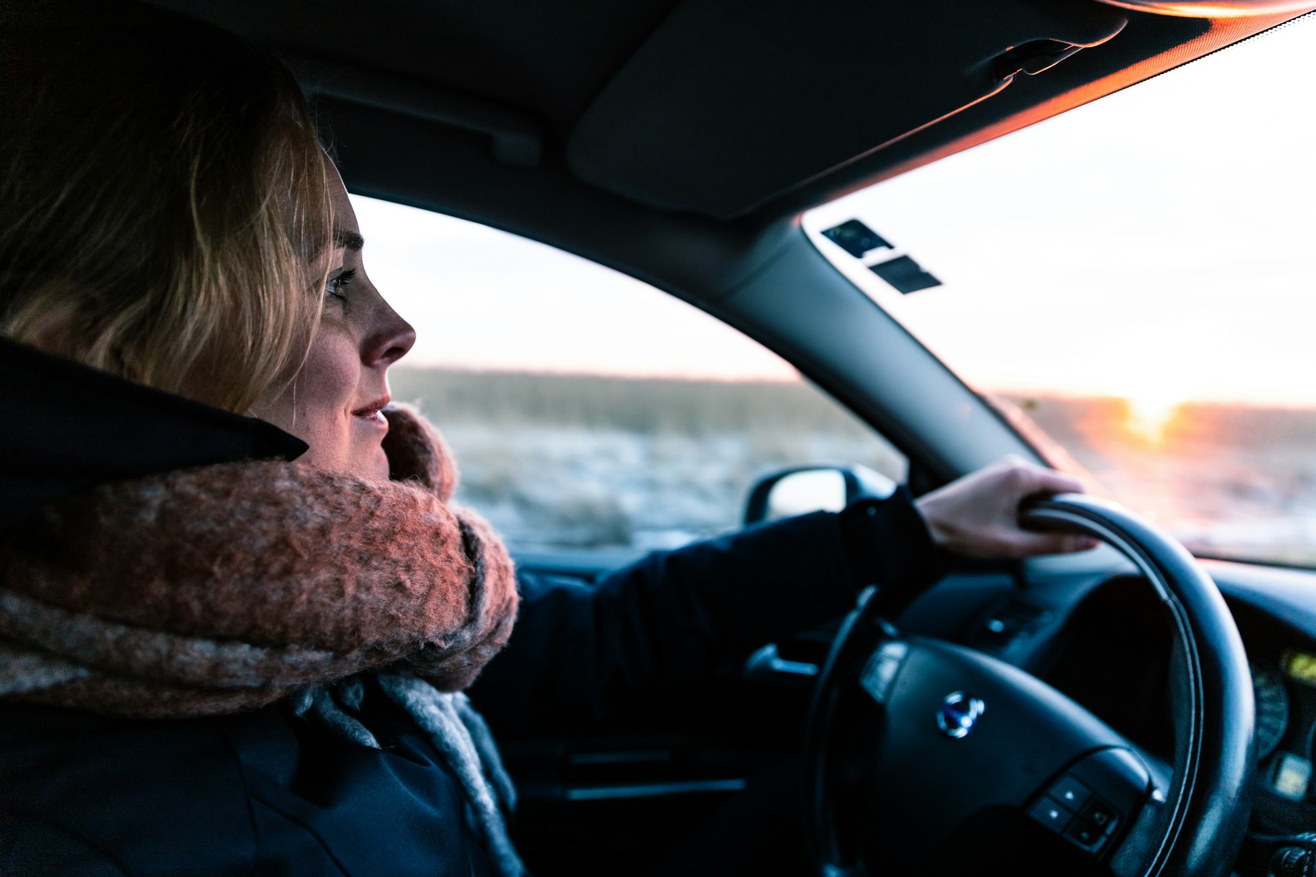 Eine Frau am Steuer eines Autos | Quelle: Unsplash