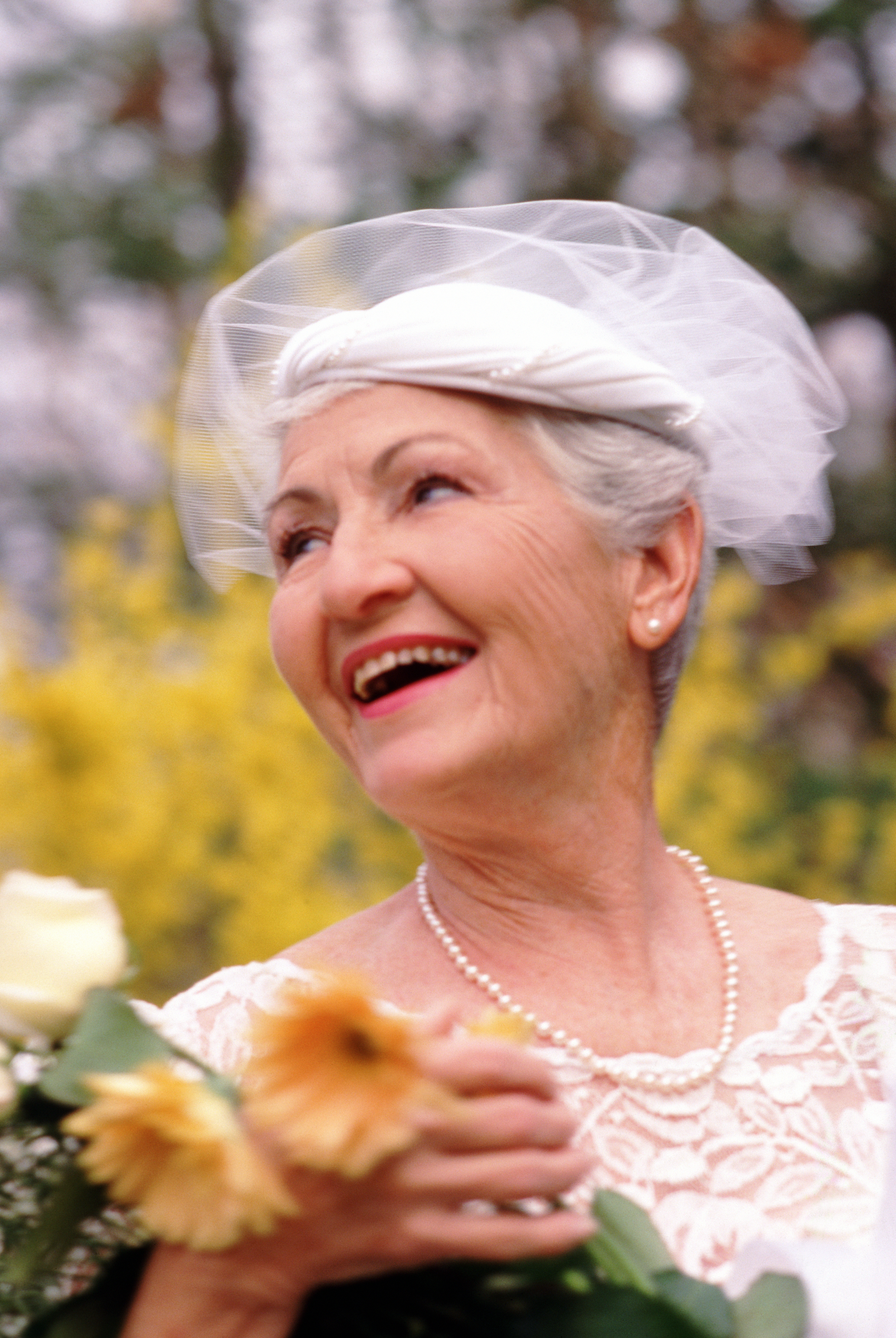 Eine ältere Frau in einem weißen Kleid | Quelle: Getty Images