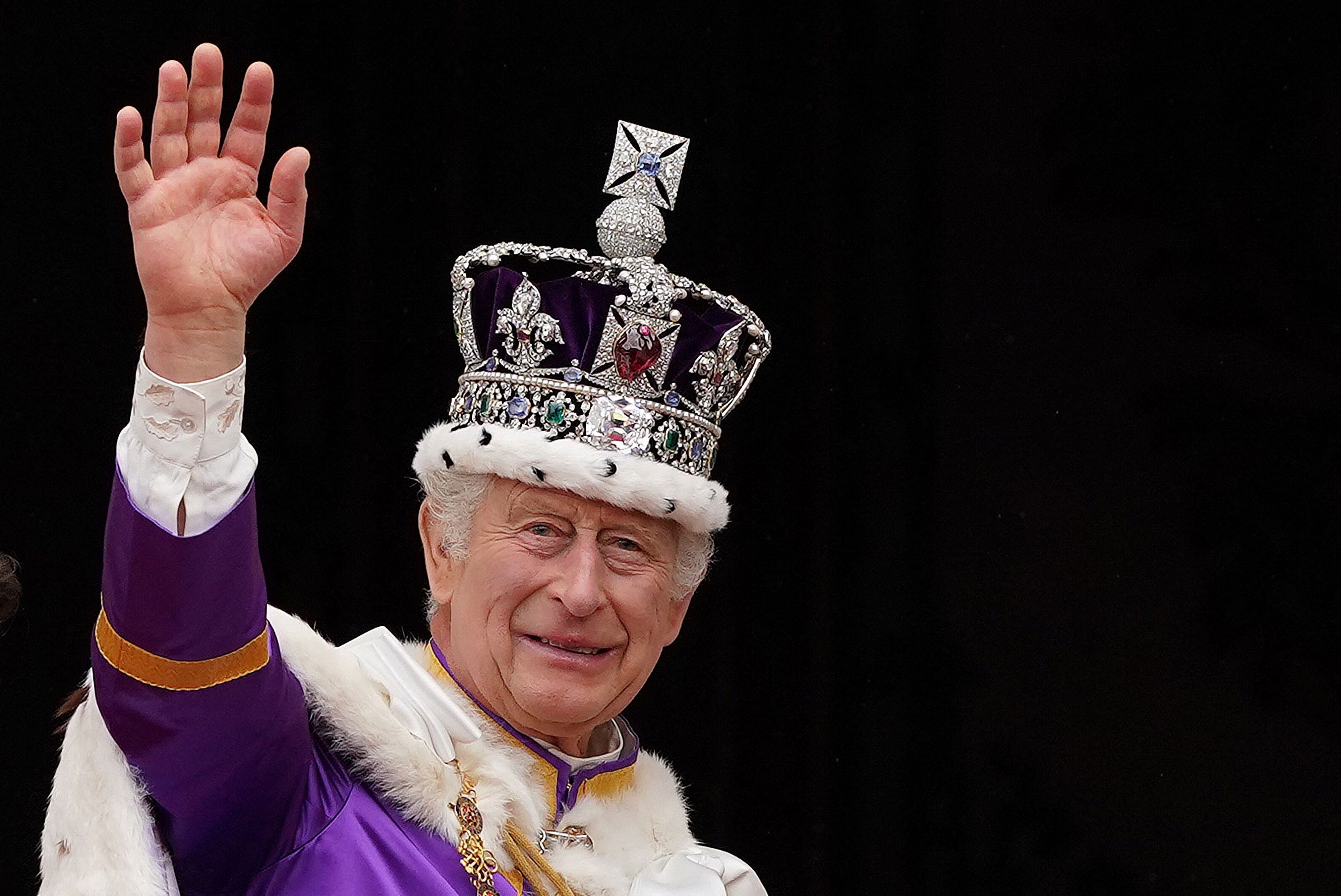 Großbritanniens König Charles III. trägt am 6. Mai 2023 im Zentrum Londons die kaiserliche Staatskrone | Quelle: Getty Images