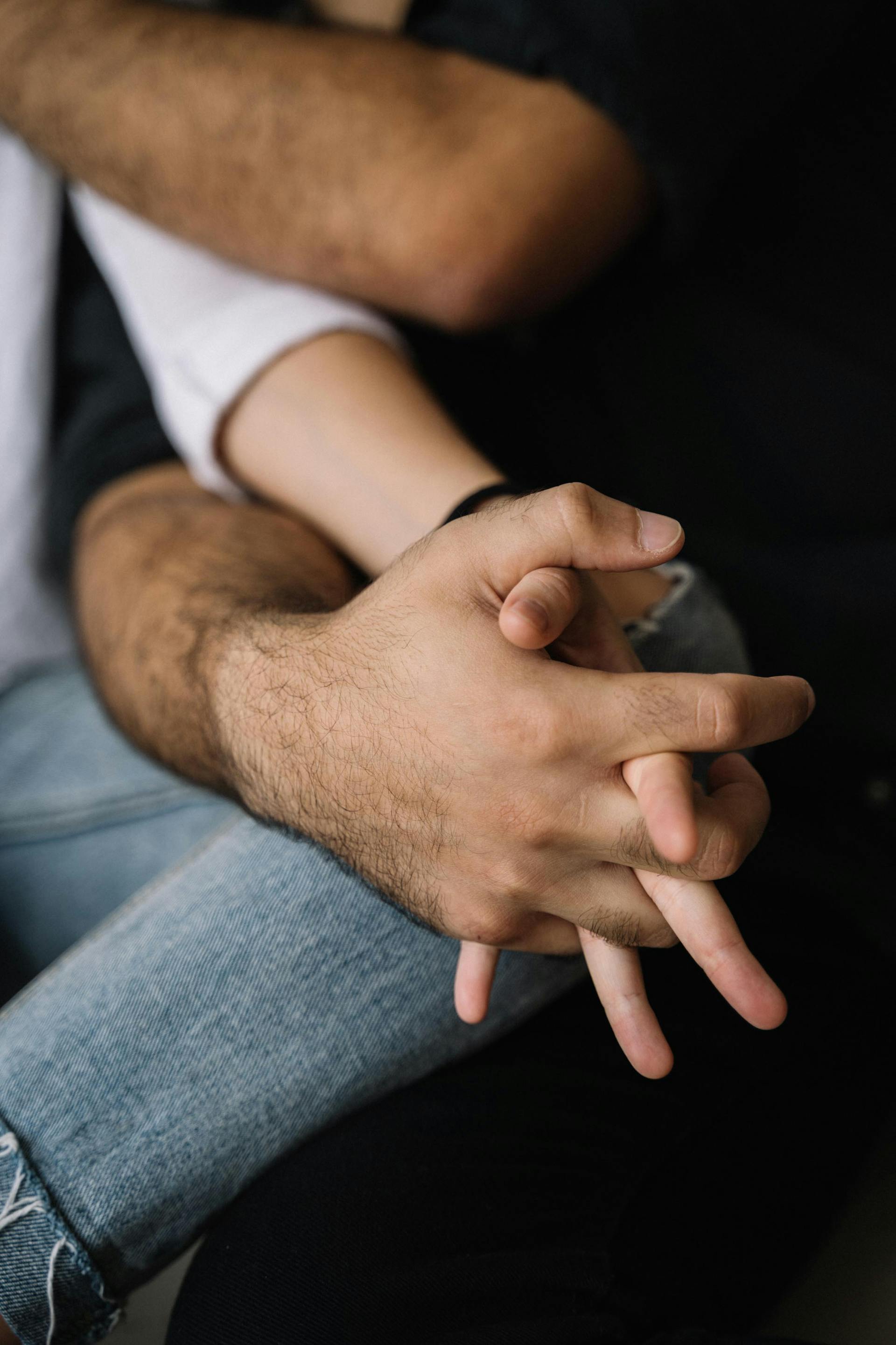 Ein Mann hält die Hand seiner Frau | Quelle: Pexels