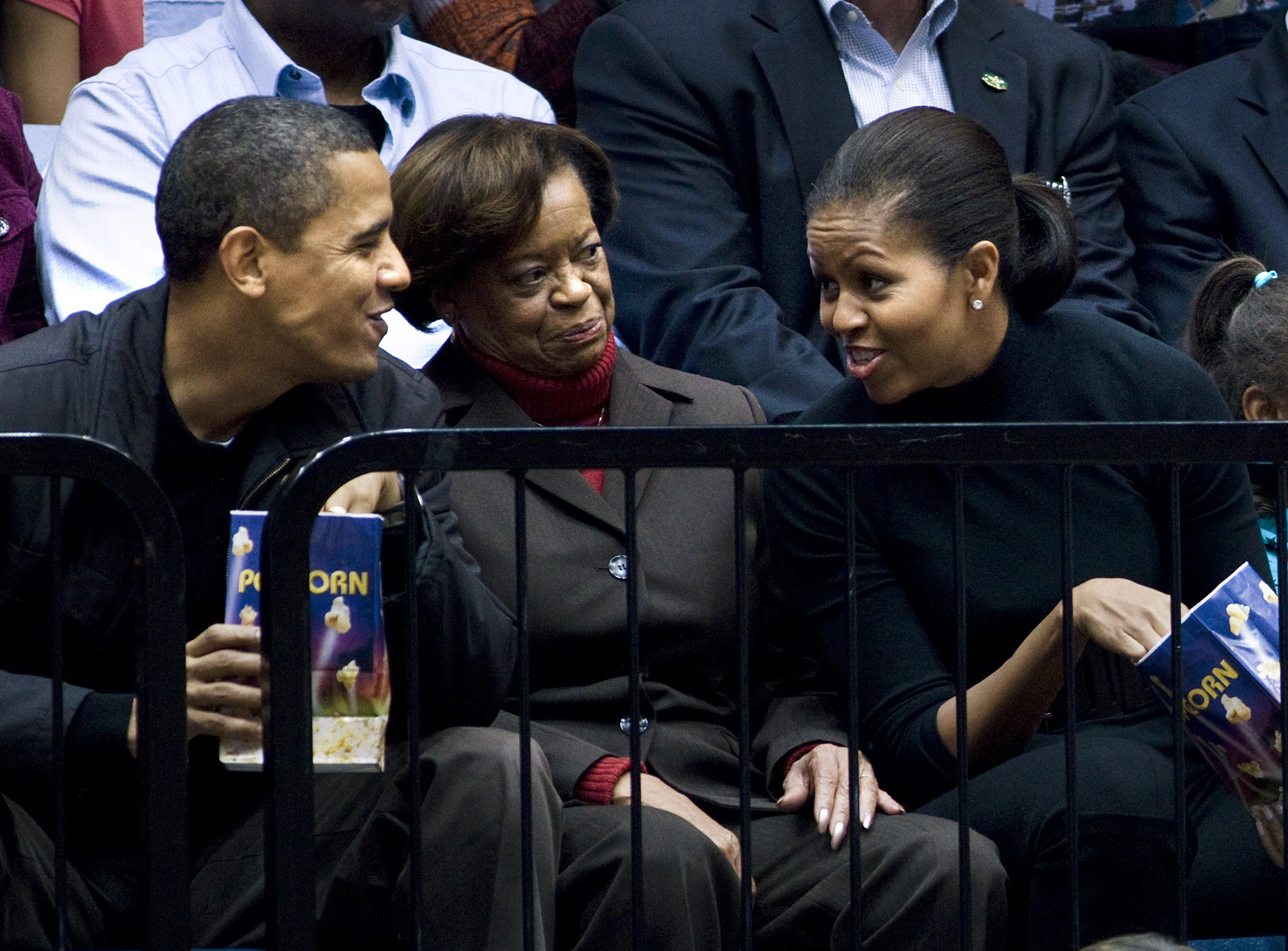 Marian Robinson wurde nach Barack Obamas Wahlsieg 2008 zu einem festen Bestandteil der öffentlichen Geschichte der Familie Obama. Ihre zurückhaltende Art trug später dazu bei, wie viele Amerikaner die Familie hinter dem Image des Weißen Hauses sahen. | Quelle: Getty Images
