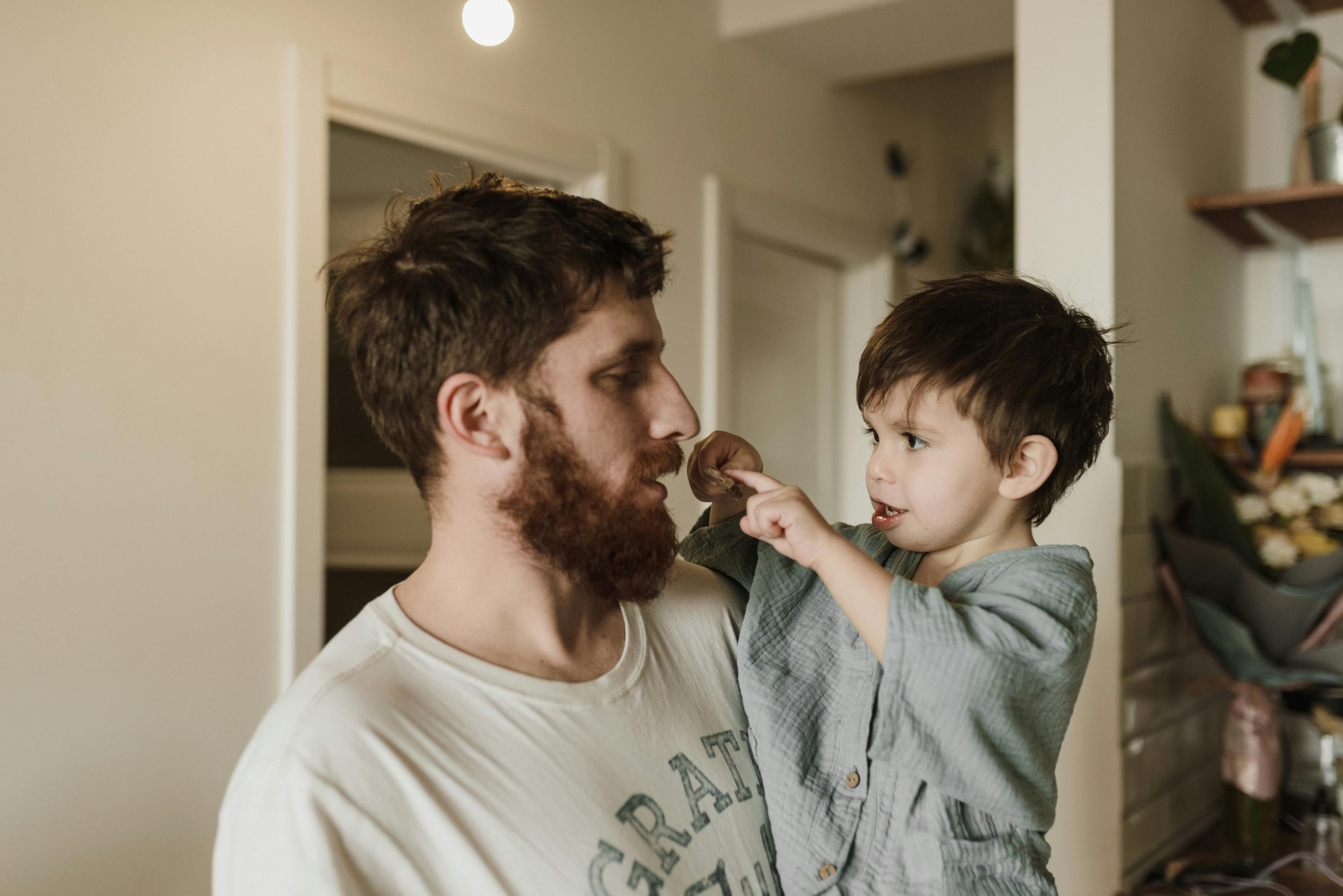 Vater im Gespräch mit seinem kleinen Sohn | Quelle: Pexels