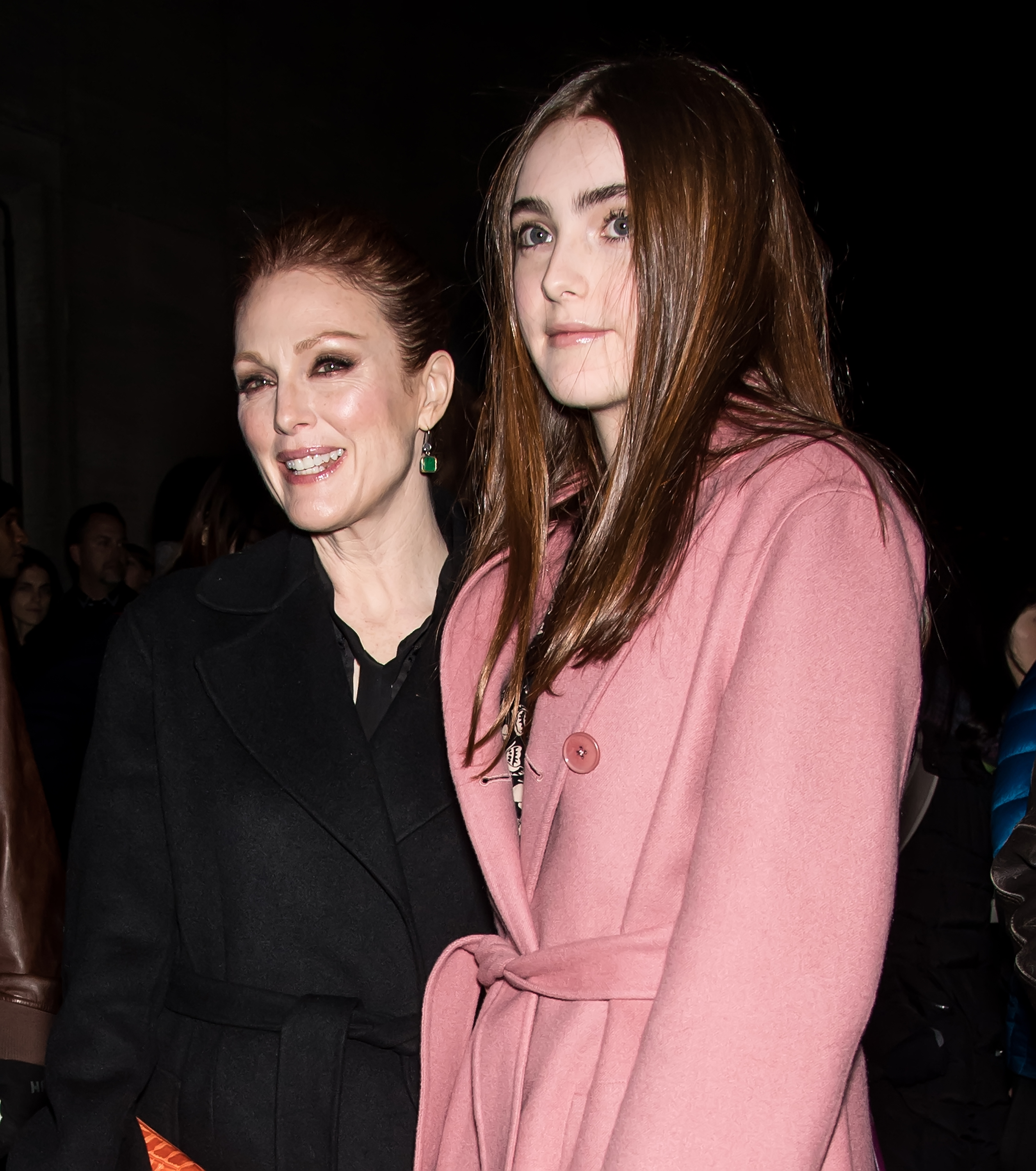 Julianne Moore und Liv Freundlich bei ihrer Ankunft zur Bottega Veneta-Modenschau im Rahmen der New York Fashion Week an der New York Stock Exchange am 9. Februar 2018 in New York City | Quelle: Getty Images