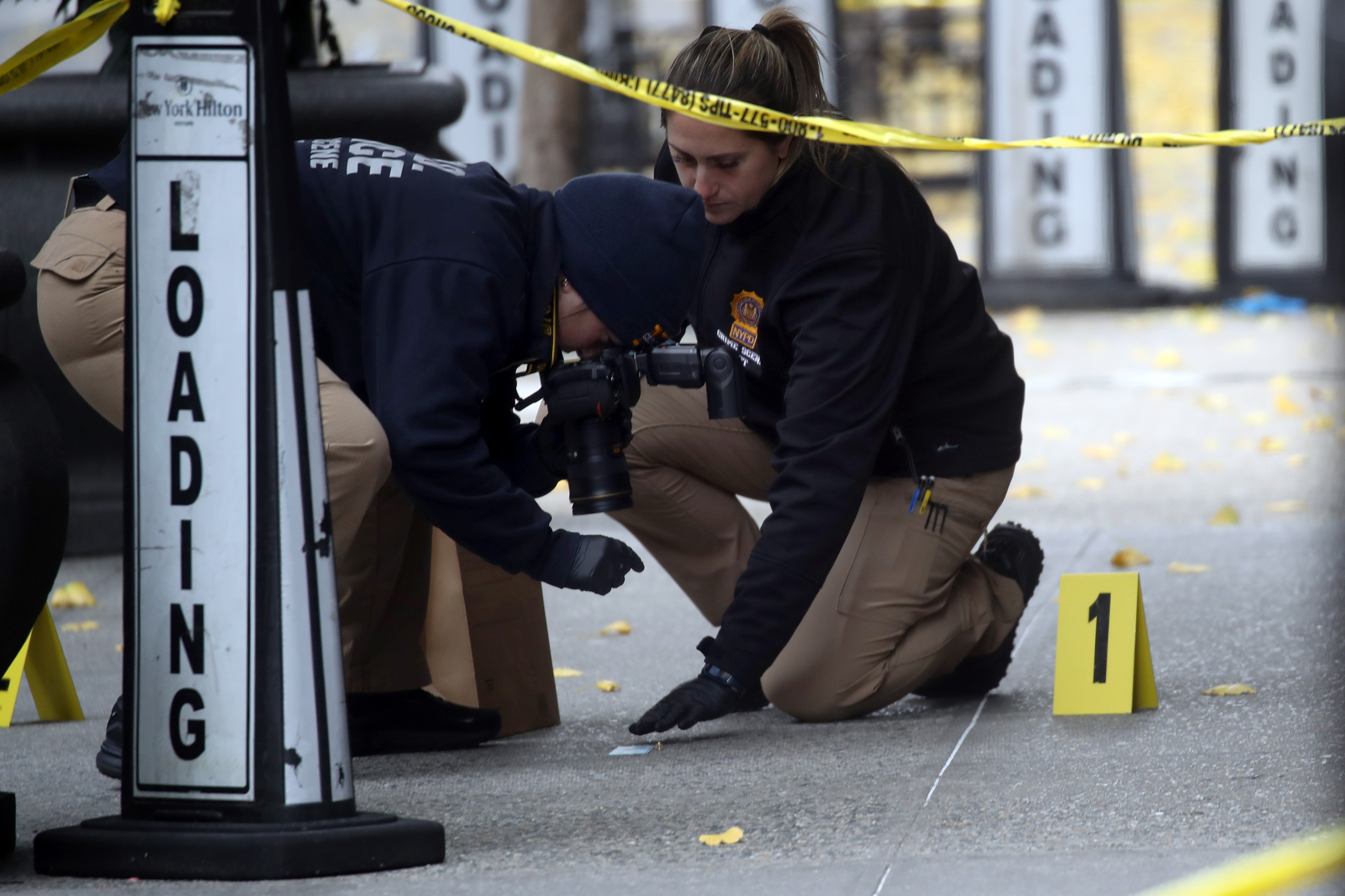 Die Polizei markiert Patronenhülsen vor dem Hilton Hotel in Midtown Manhattan, wo der CEO von UnitedHealthcare, Brian Thompson, am 4. Dezember 2024 tödlich erschossen wurde | Quelle: Getty Images