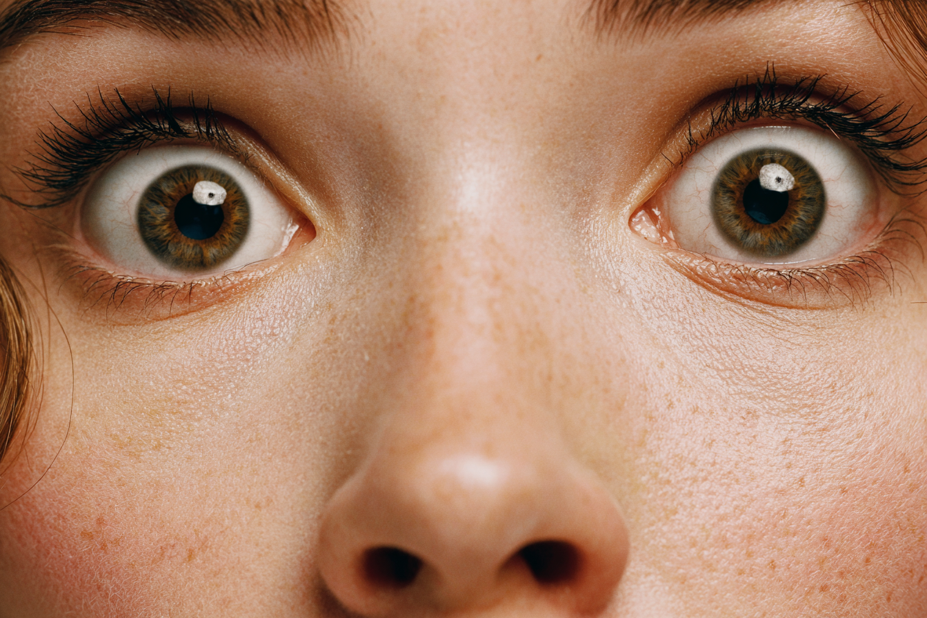 Eine Nahaufnahme des Gesichts einer Frau | Quelle: Midjourney