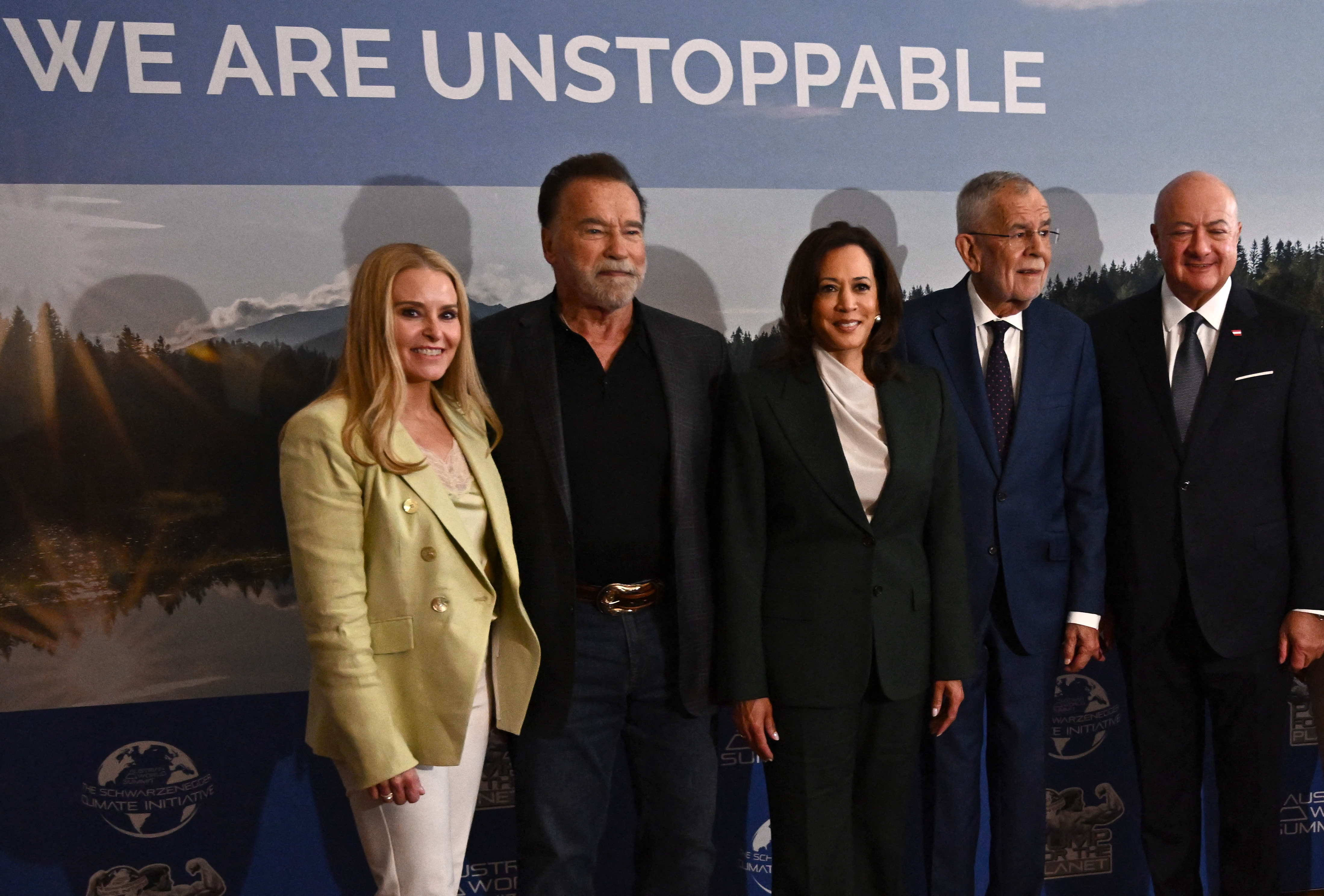 Dieses Foto gibt einen besseren Einblick in ihre elegante Kleidung, als sie zusammen mit mehreren Staats- und Regierungschefs sowie ihrem Partner eintraf. Die Schauspielerin und sie stehen neben Kamala Harris, Alexander Van der Bellen und Christian Stocker für ein Foto, als sie am 16. Juni 2026 in Wien, Österreich, zur Teilnahme am österreichischen Weltgipfel der Schwarzenegger-Klimainitiative in der Hofburg eintrafen. | Quelle: Getty Images