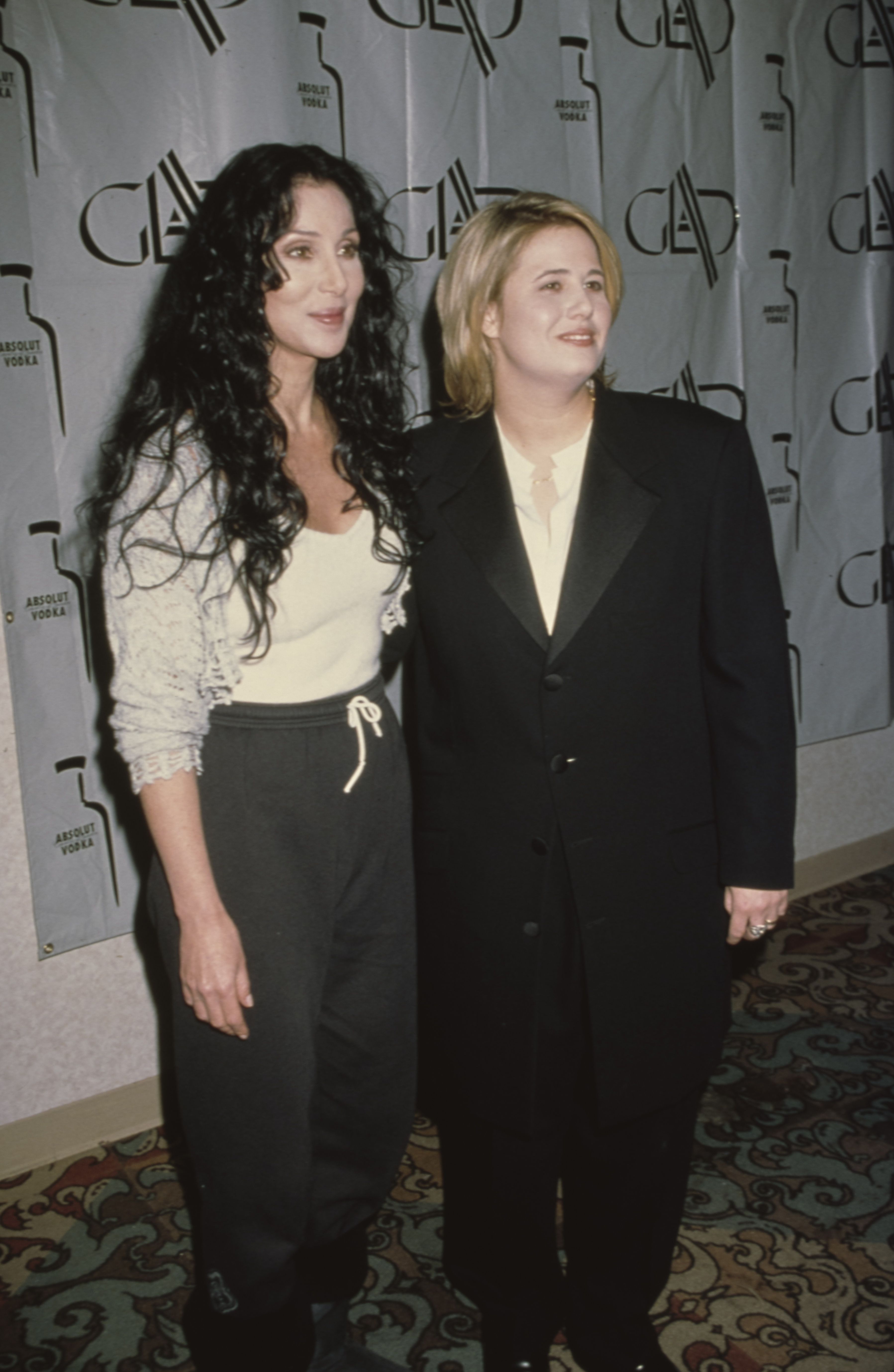 Cher und Chastity Bono bei den 19th Annual Glaad Media Awards in Los Angeles, Kalifornien am 19. April 1998. | Quelle: Getty Images