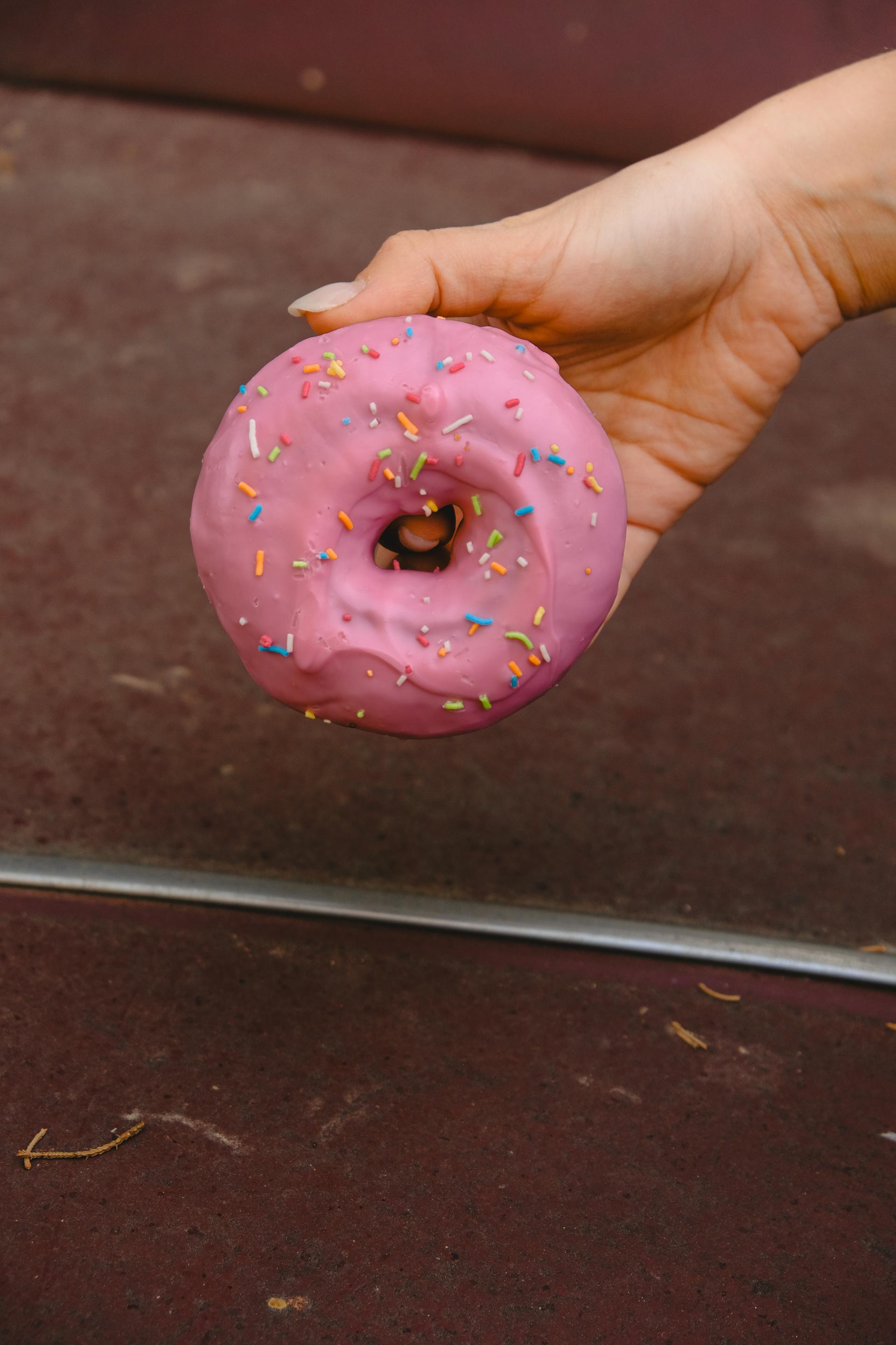 Eine Person hält einen Donut | Quelle: Pexels
